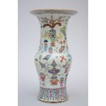 Vase in Chinese porcelain 'antiquities' (h 40 cm)