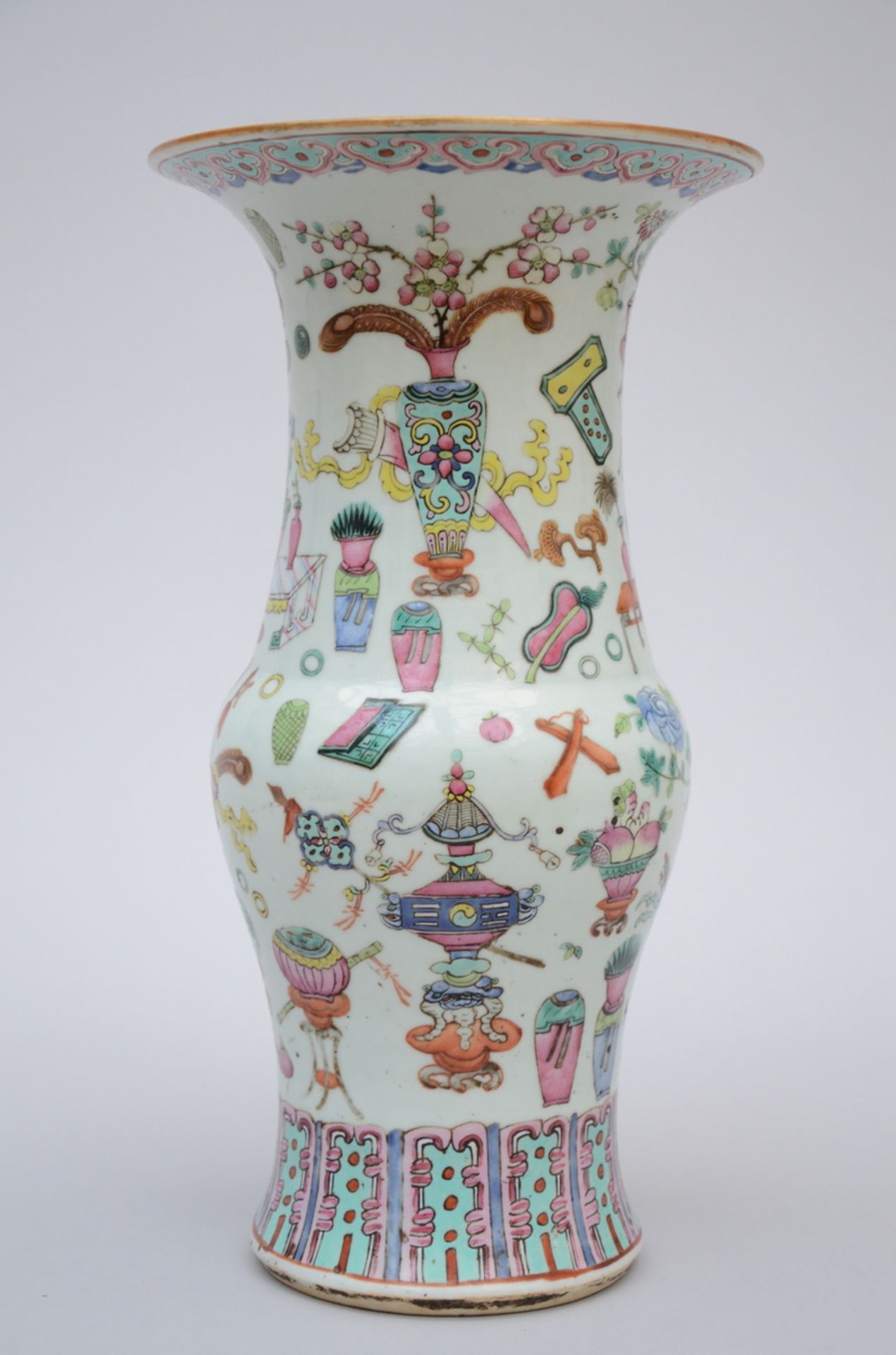 Vase in Chinese porcelain 'antiquities' (h 40 cm)