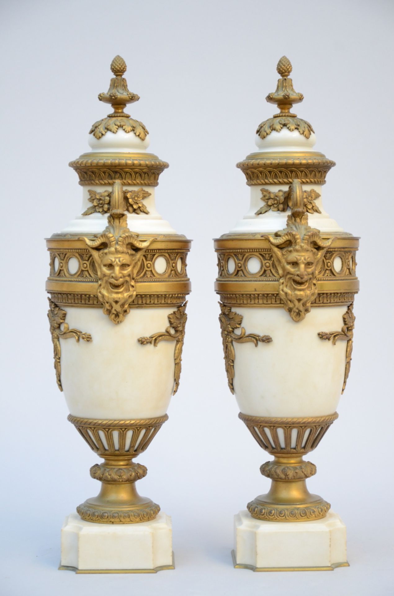 A pair of Louis XVI vases in white marble with bronze fittings (57 cm) - Image 2 of 3