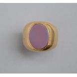 An 18 kt gold ring set with agate stone (22 gr)