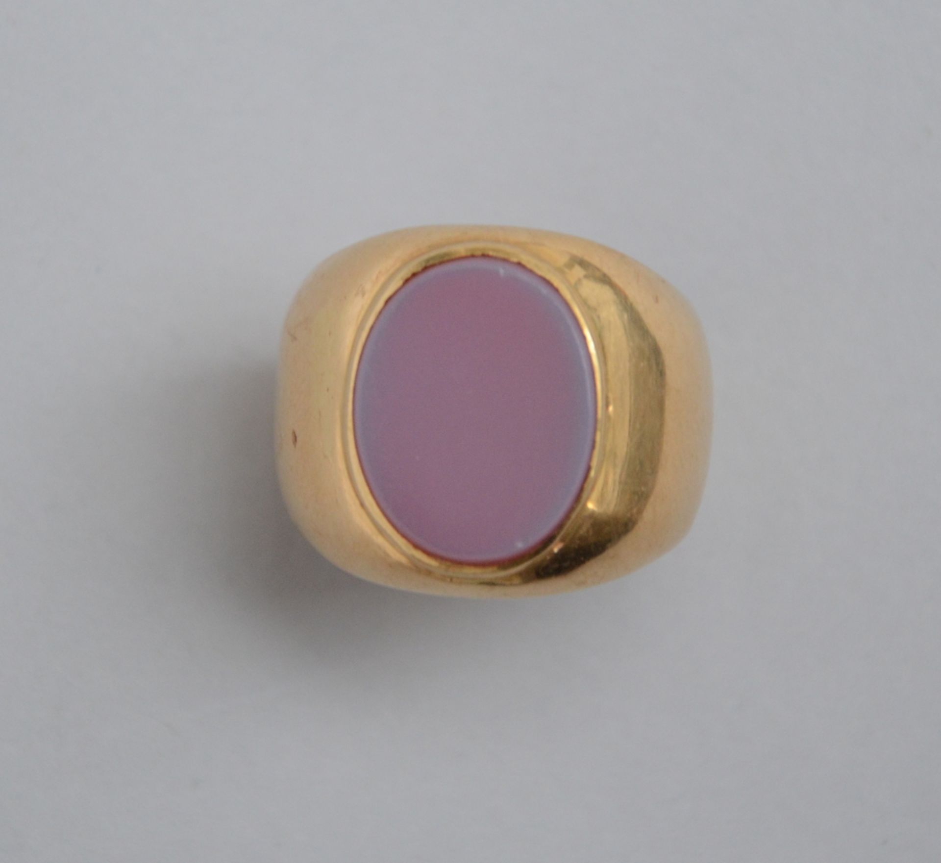 An 18 kt gold ring set with agate stone (22 gr)