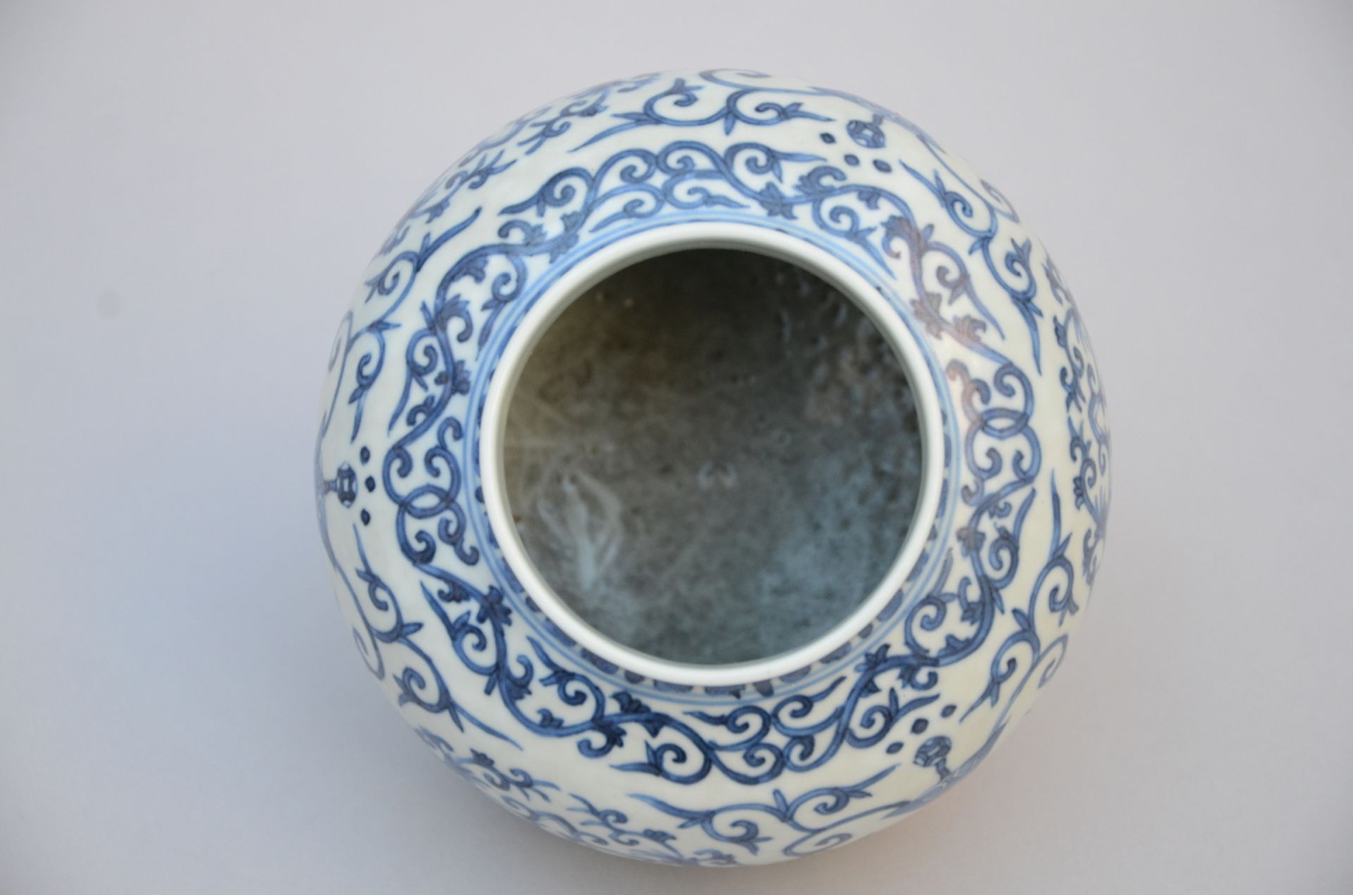 A Chinese vase in blue and white porcelain 'stylised dragons' (h 12 cm) - Image 3 of 4