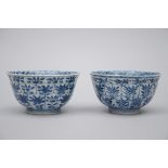A pair of Chinese blue and white porcelain bowls 'ladies', Kangxi period (6x11 cm)
