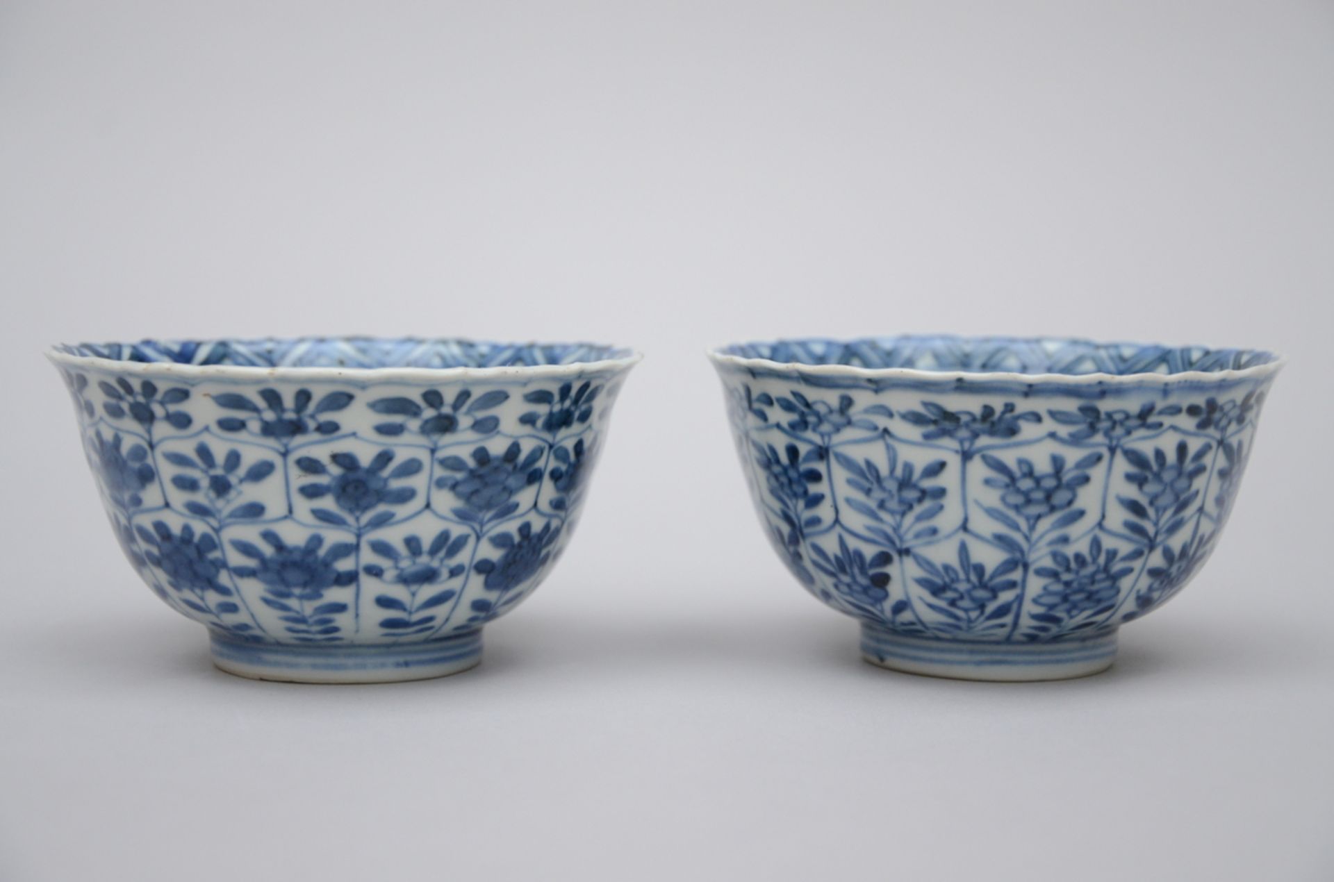 A pair of Chinese blue and white porcelain bowls 'ladies', Kangxi period (6x11 cm)