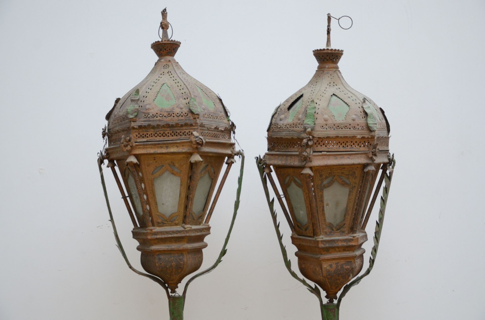 A pair of Venetian lanterns in tôle, 18th - 19th century (lantern 93 cm) - Image 2 of 3