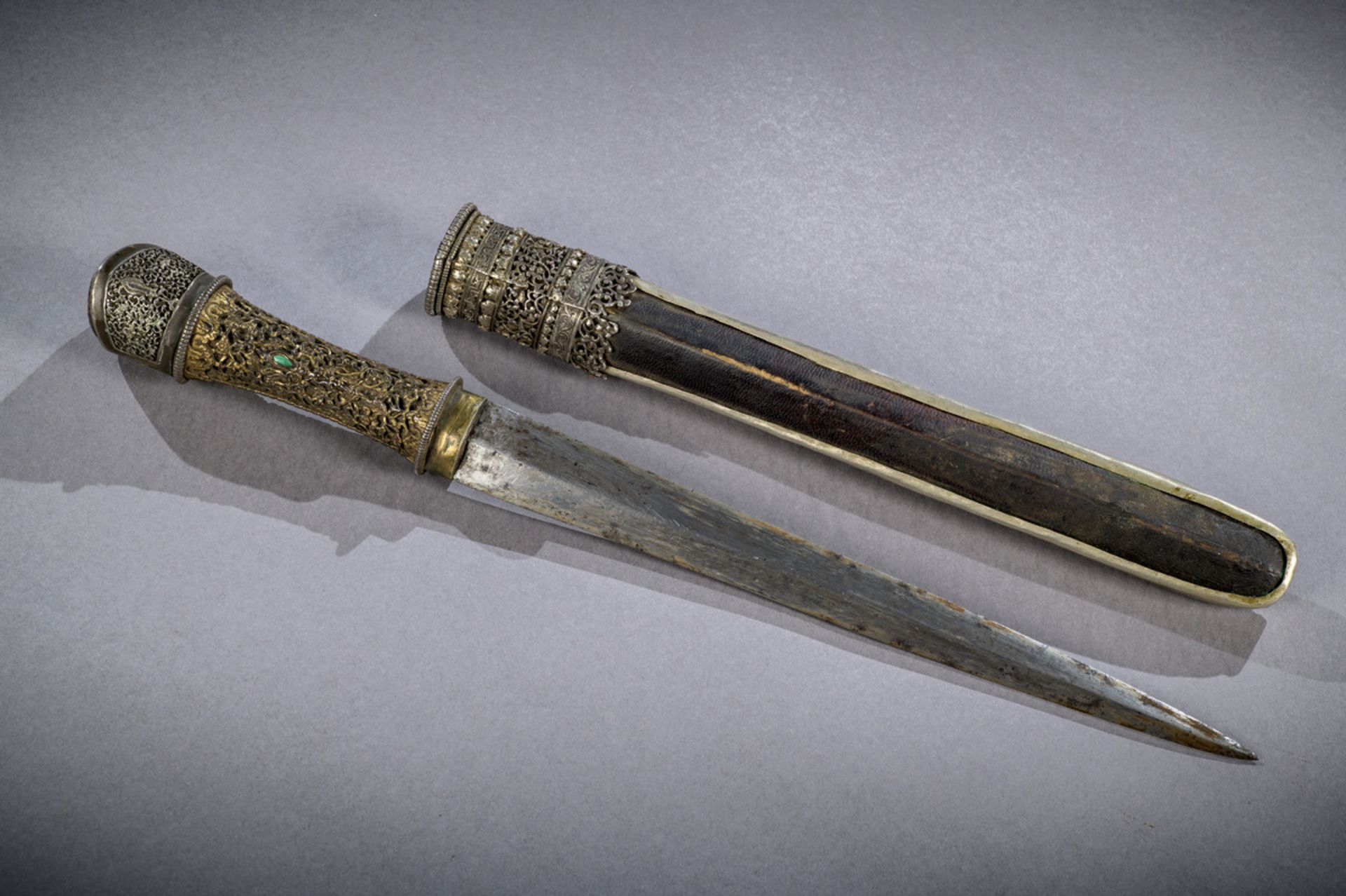 A dagger with openwork iron and gilt bronze decoration, Bhutan 18th - 19th century (tot 46.5 cm) - Image 3 of 7