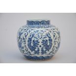 A Chinese vase in blue and white porcelain 'stylised dragons' (h 12 cm)