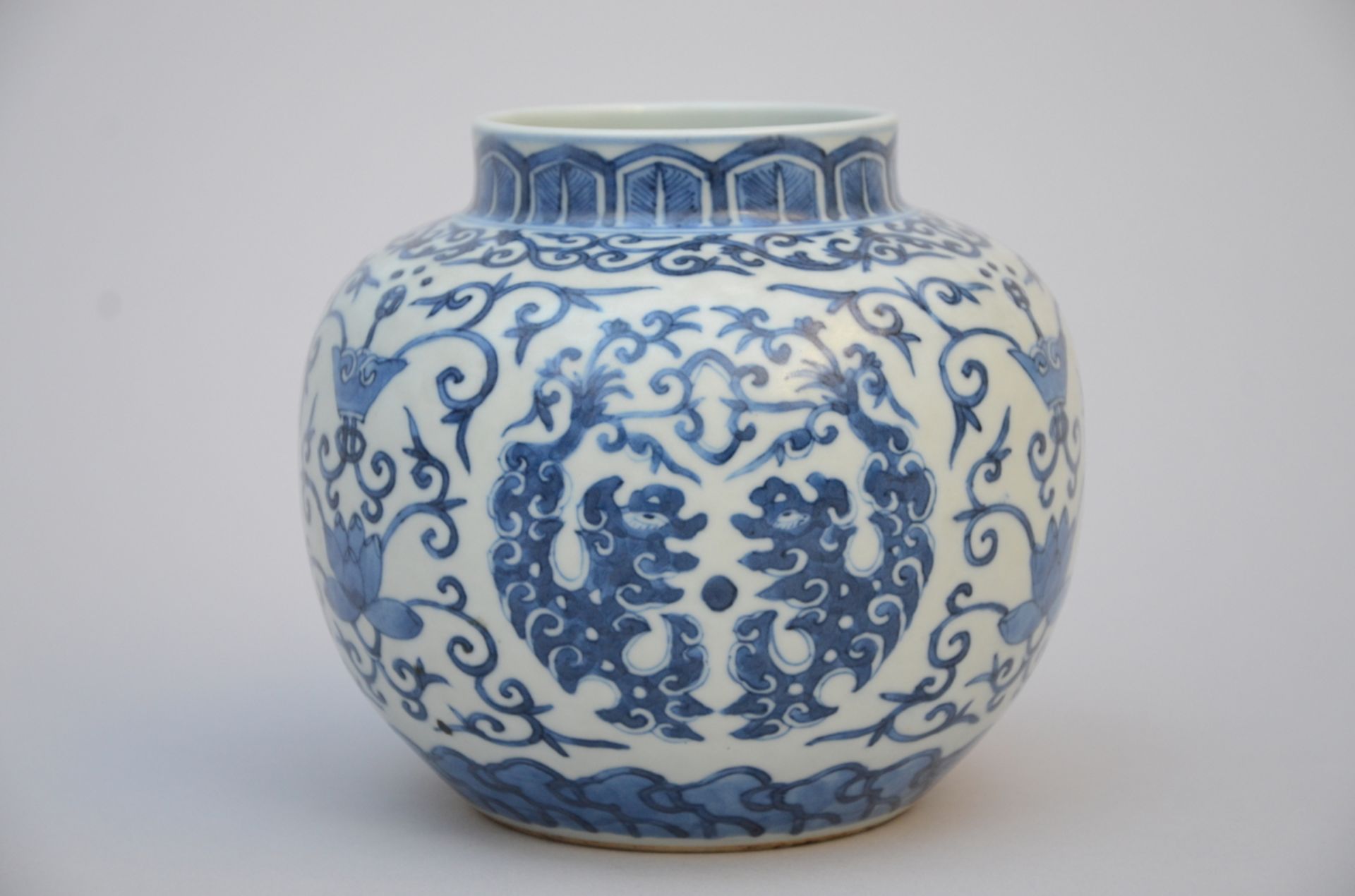 A Chinese vase in blue and white porcelain 'stylised dragons' (h 12 cm)