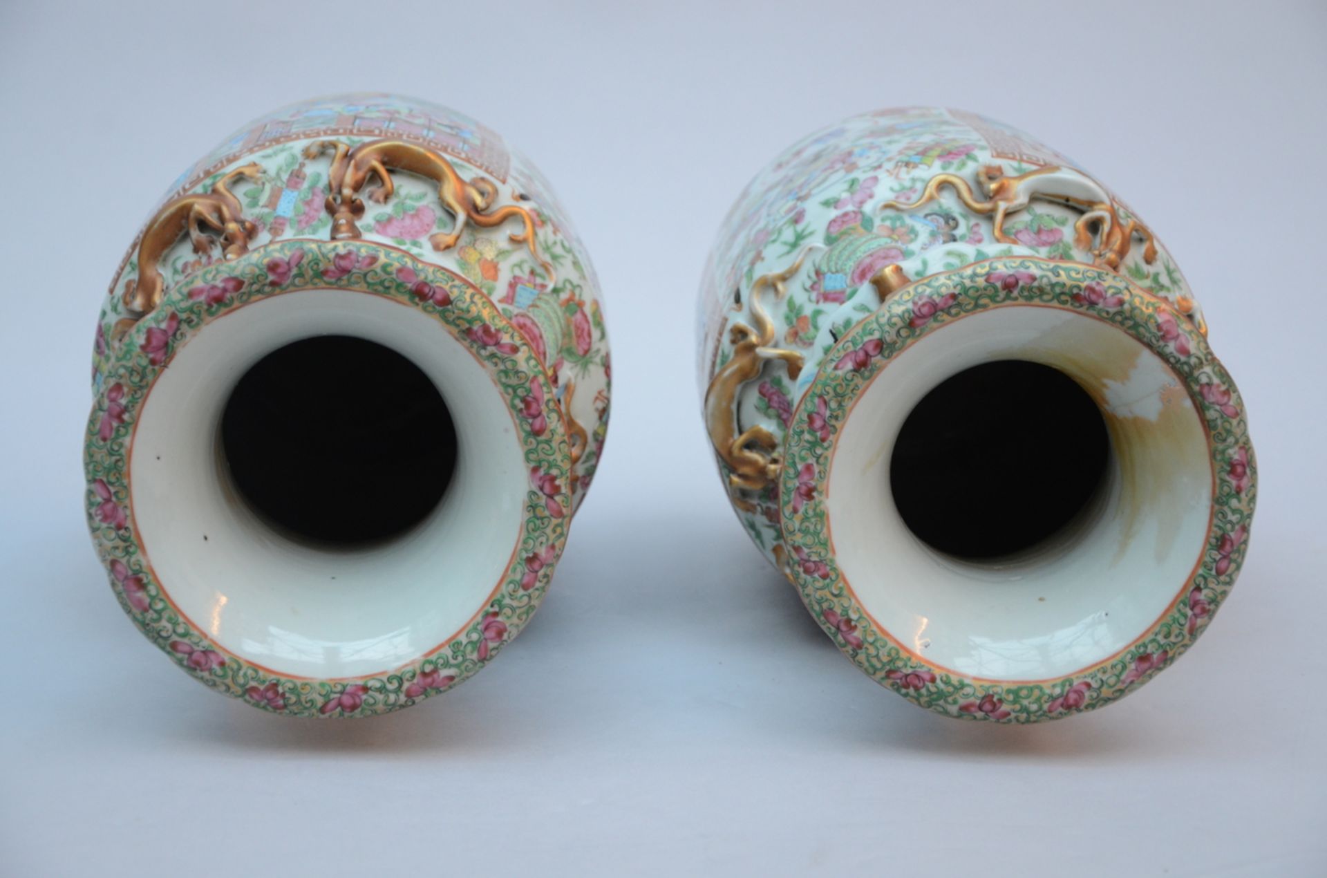 A pair of Chinese Canton porcelain vases with gilt decoration (h43.5cm) (*) - Image 4 of 5