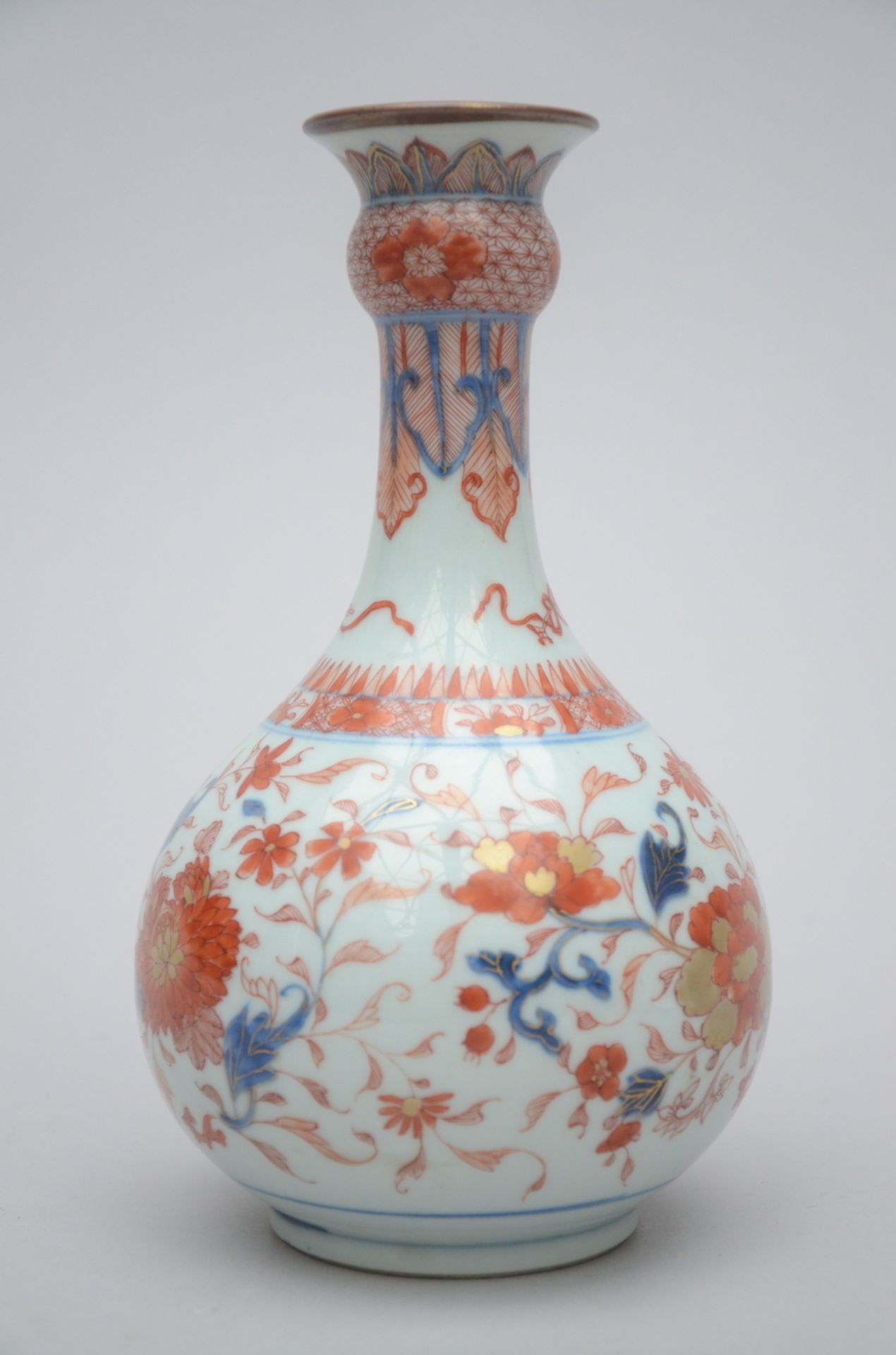A garlic head vase in Chinese Imari porselein, 18th century (24.5 cm) - Image 2 of 4