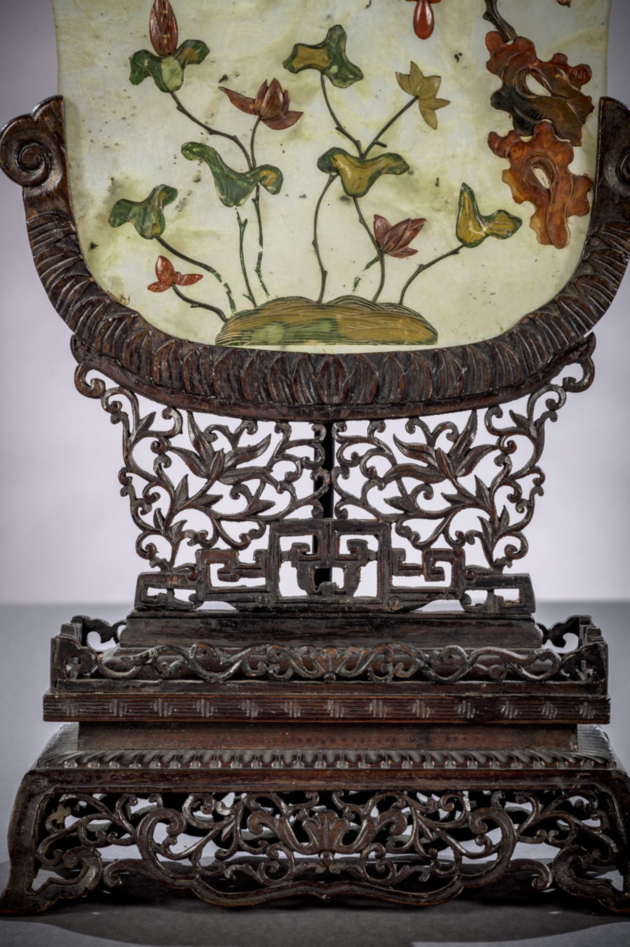 A pair of Chinese table screens with inlaywork on wooden pedestals (44x20x10 cm) (*) - Image 4 of 6