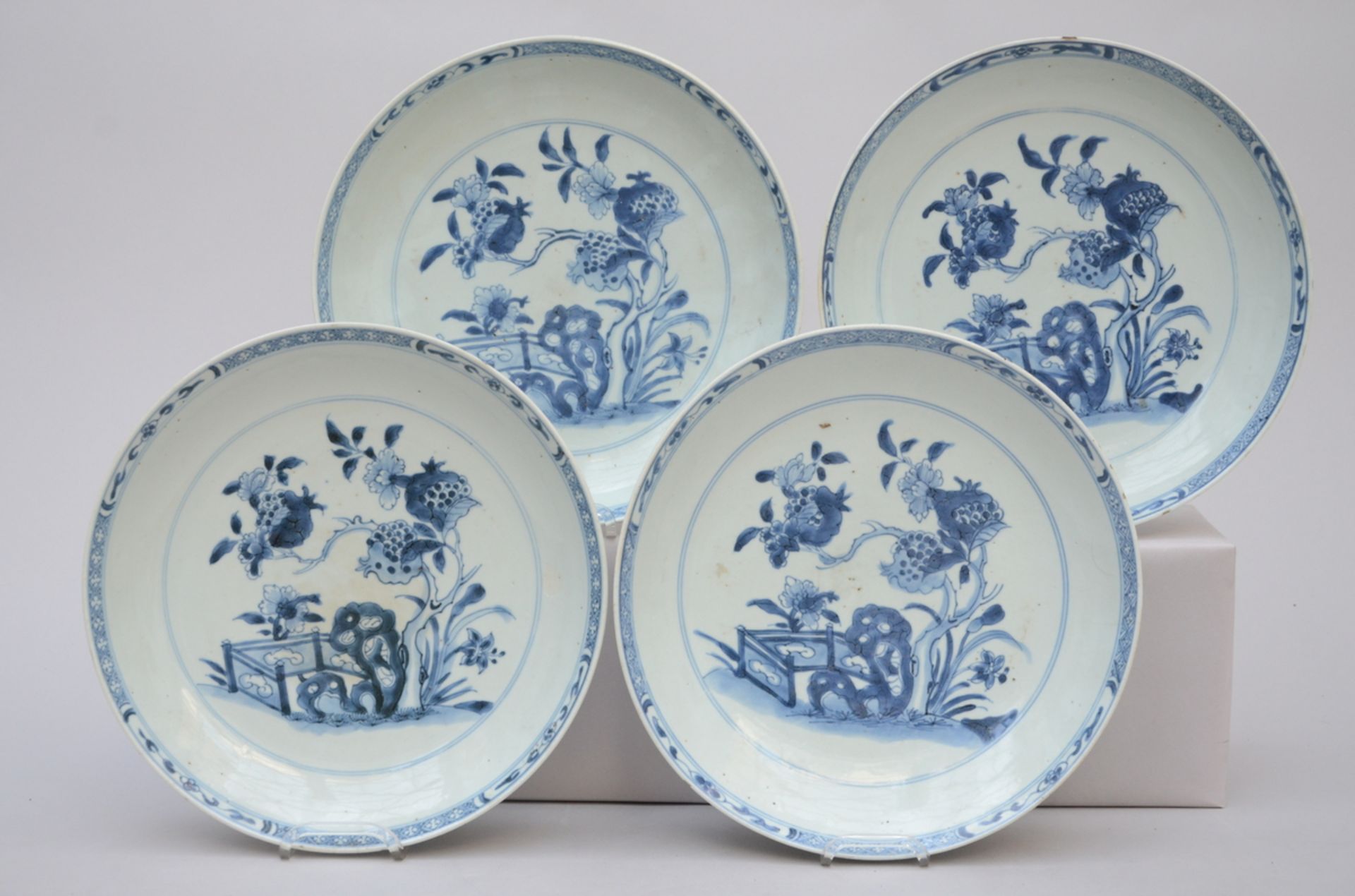 Four dishes in Chinese blue and white porcelain 'pomegranates', 18th century (dia 28 cm) (*)