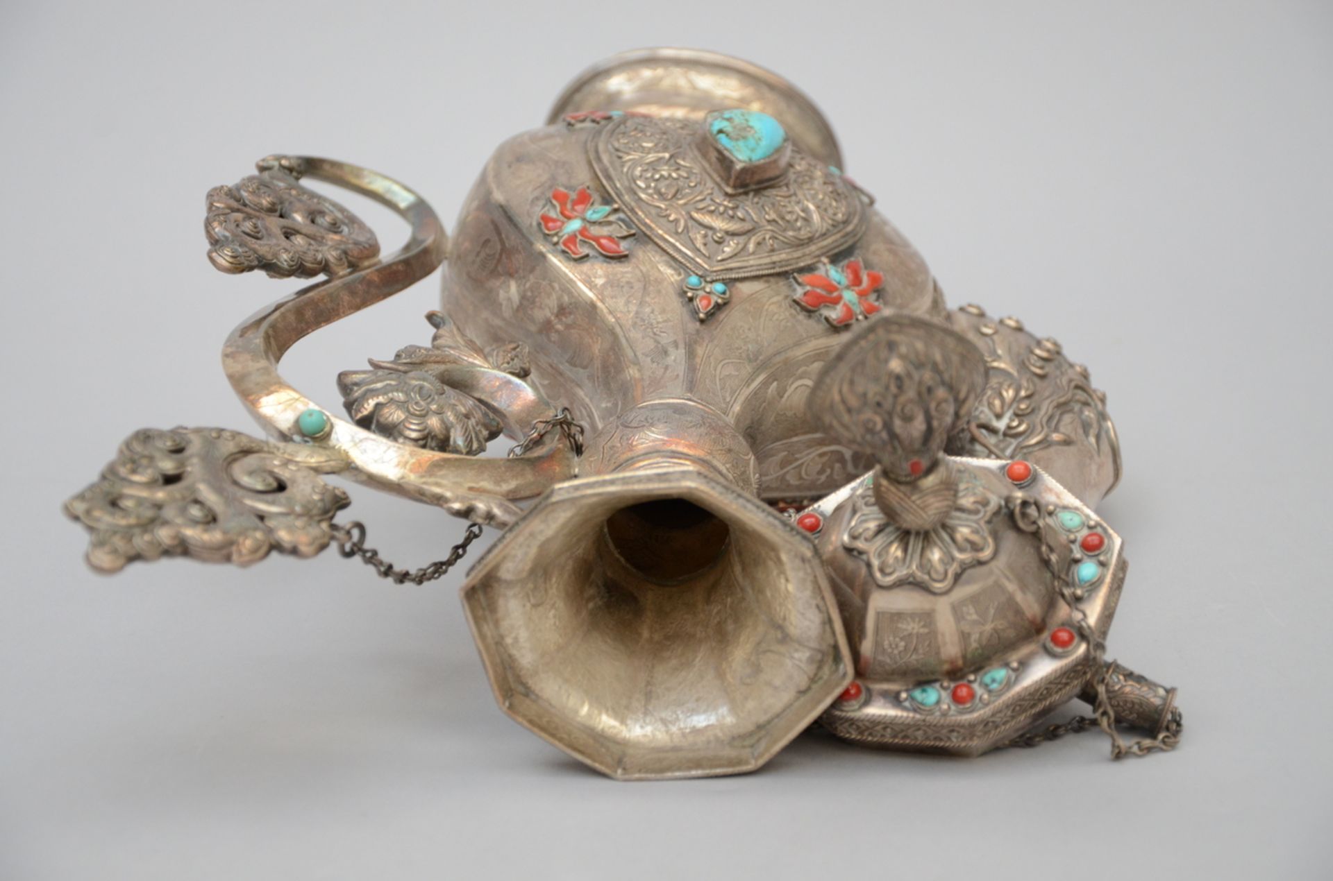 Tibetan silver ewer inlaid with lapus, coral and turquoise (47 cm) - Image 4 of 5