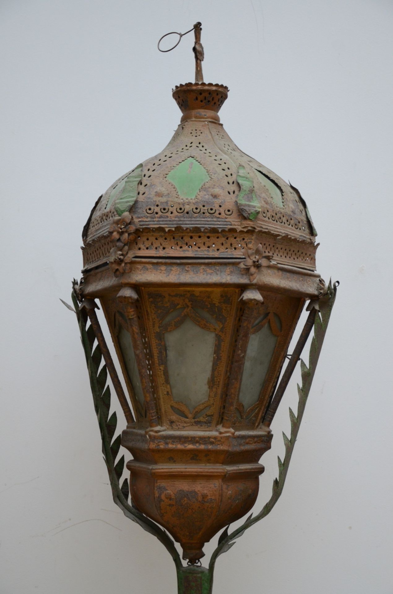 A pair of Venetian lanterns in tôle, 18th - 19th century (lantern 93 cm) - Image 3 of 3
