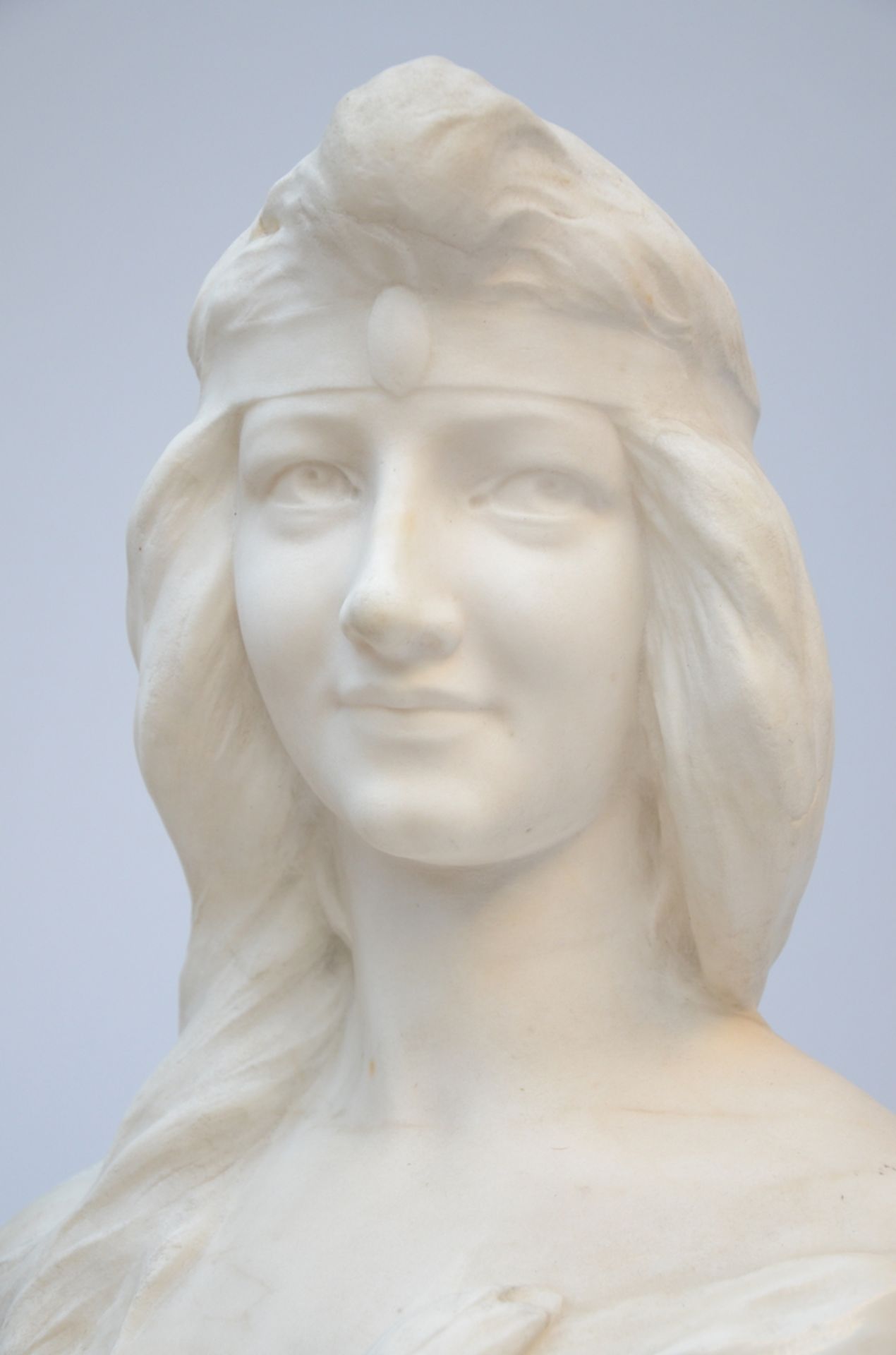 A white marble bust 'lady with a flower' (h 60 cm) (*) - Image 2 of 4