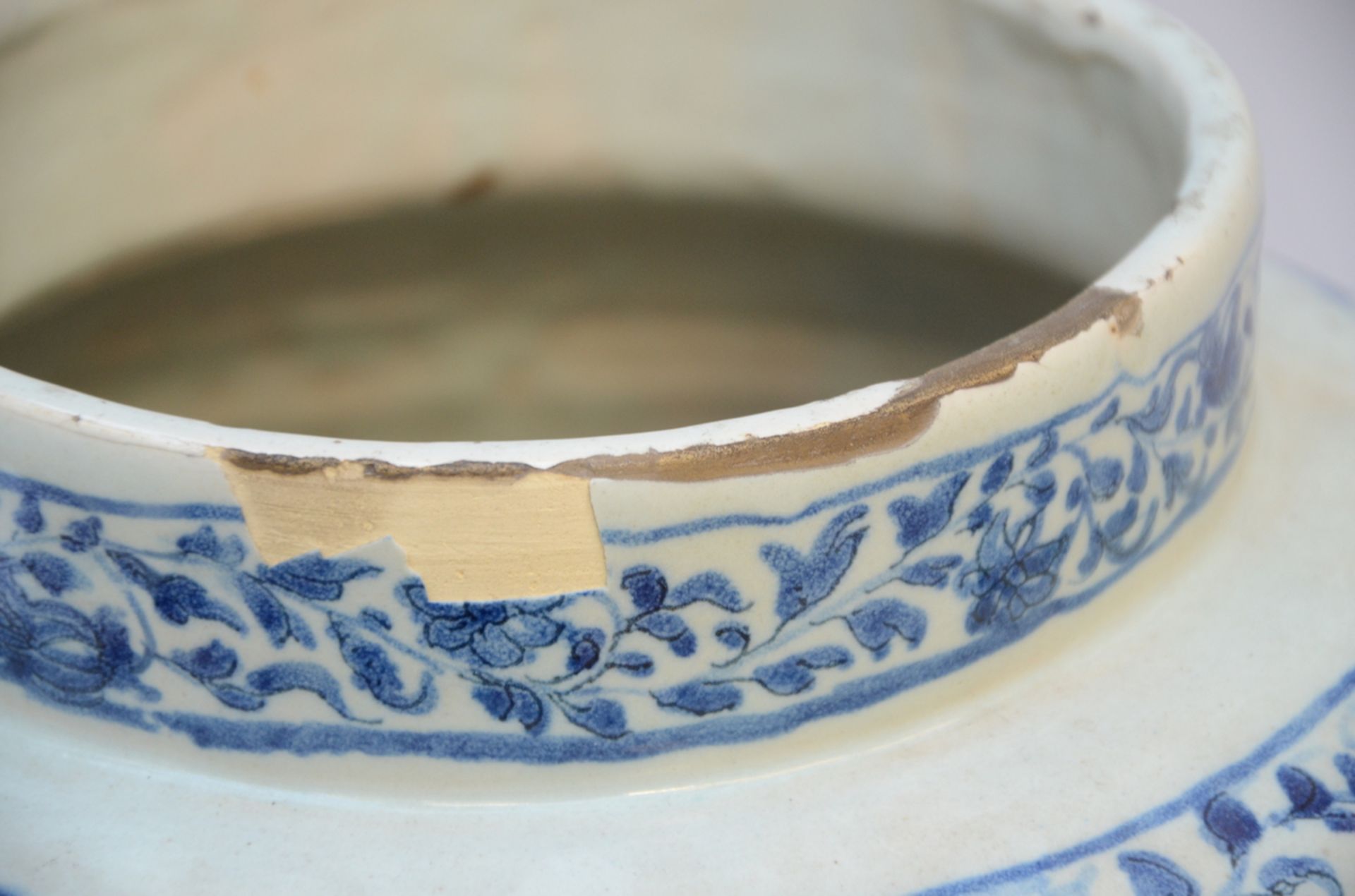 A faience vase with oriental decor (48 cm) (*) - Bild 3 aus 5