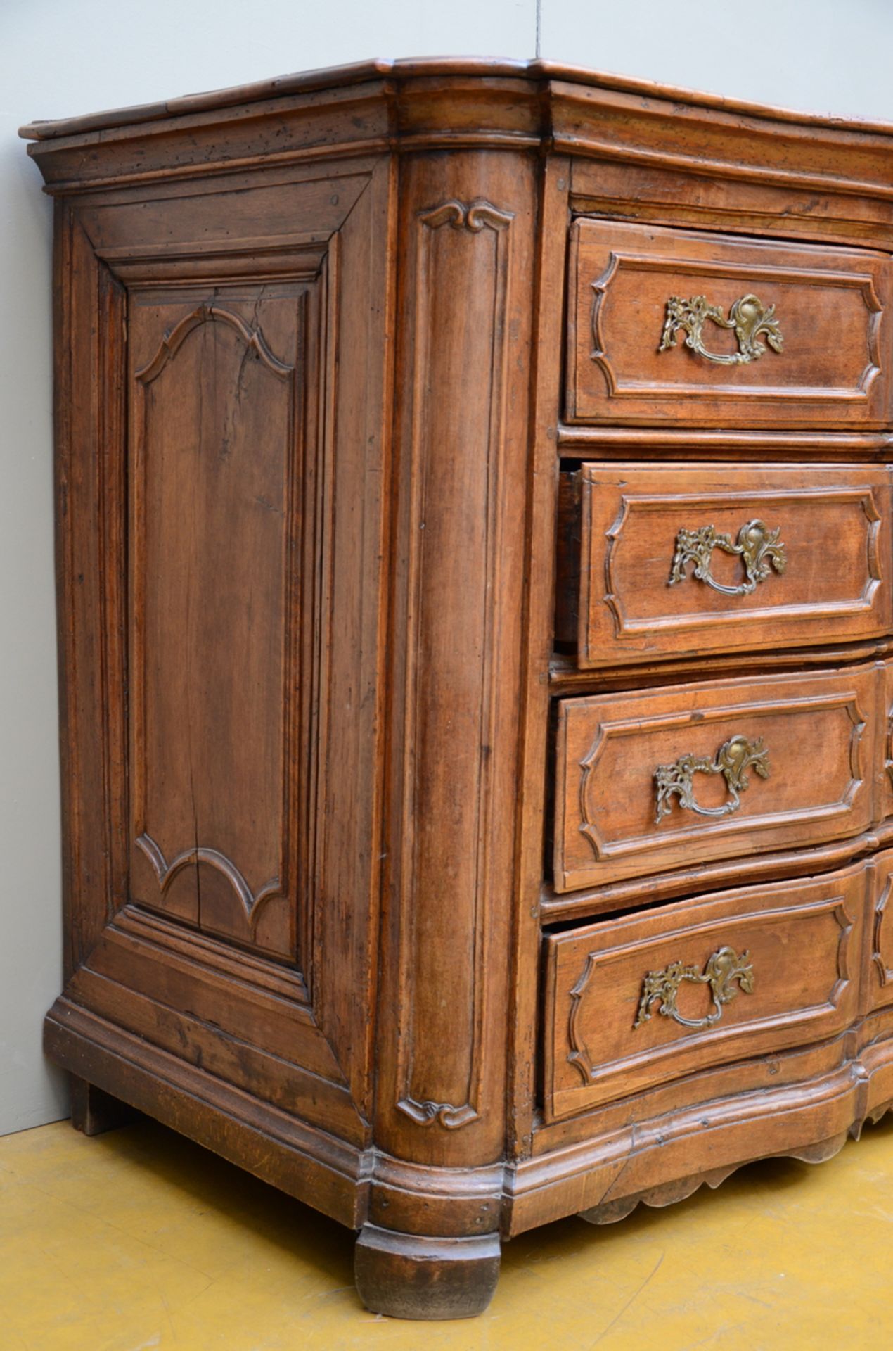 French chest of drawers in walnut, 18th century (64x137x96cm) - Image 2 of 4