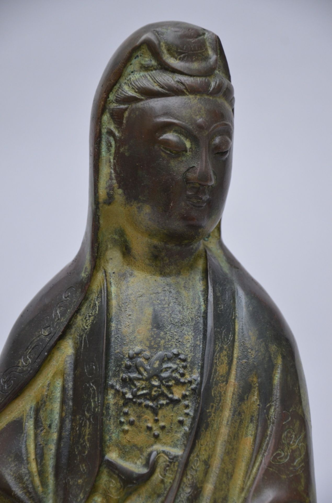 A Chinese statue in bronze 'guanyin' (57 cm) - Image 2 of 3