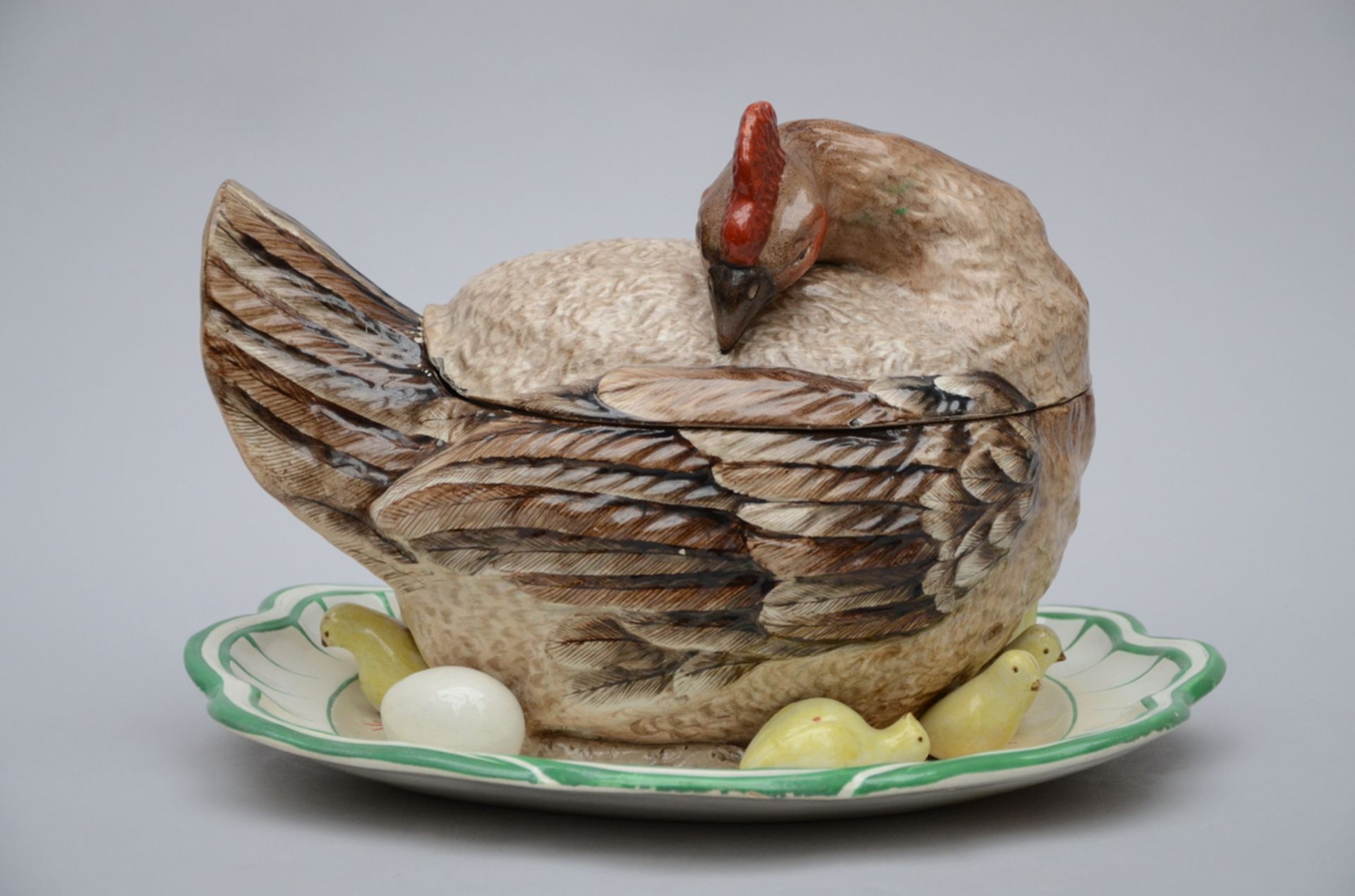 A tureen in faience from Ferrière-la-Petite 'brown hen with chicks', early 19th century (26x36x30
