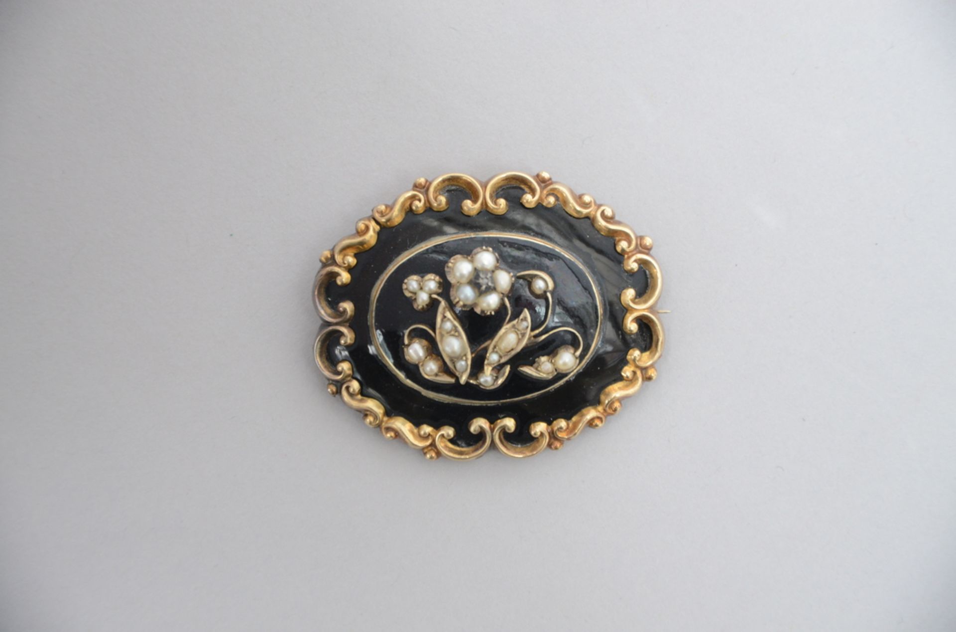 Louis-Philippe brooch in onyx with mount in gold, 14 kt (27gr) - Image 3 of 3