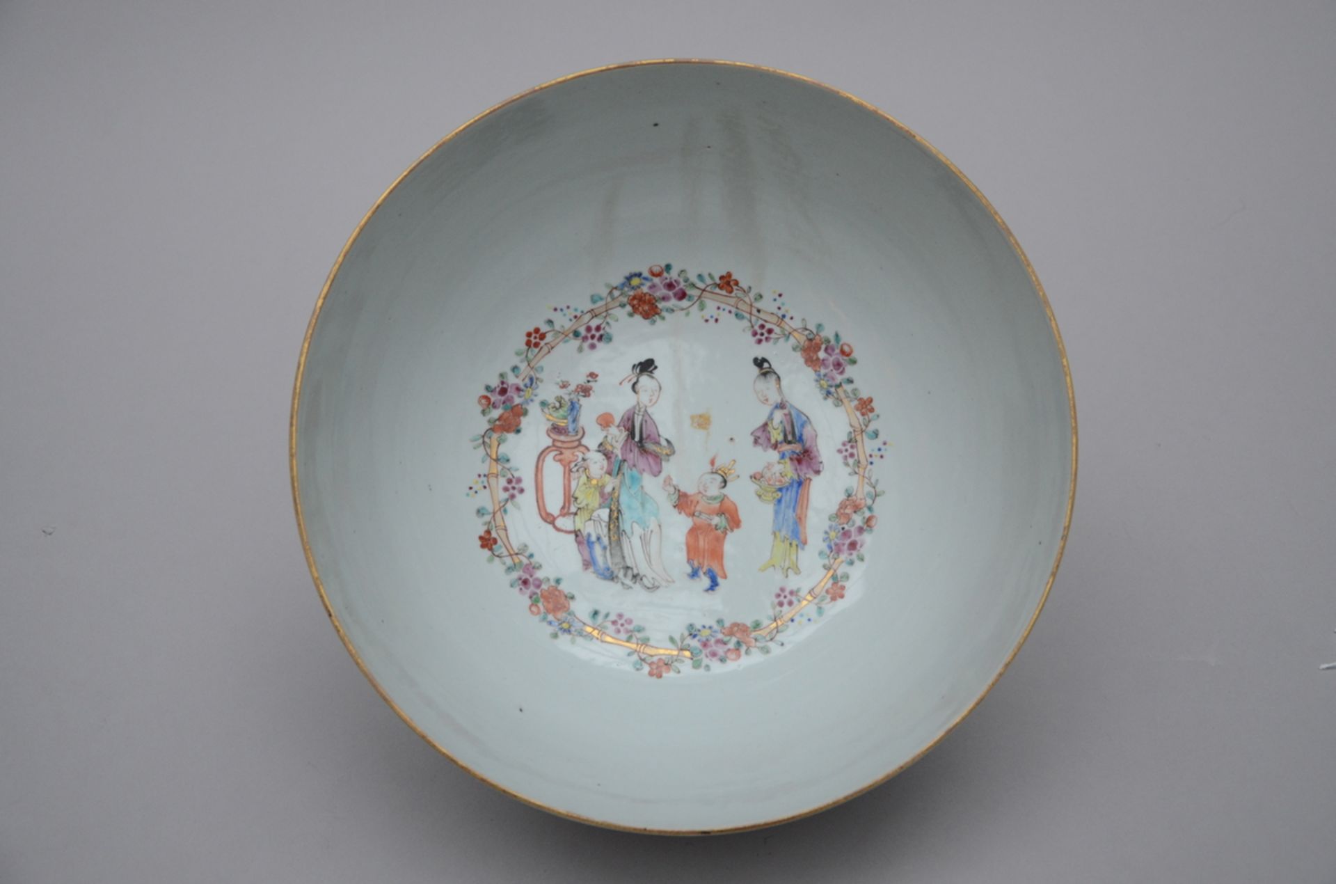 Bowl in Chinese porcelain with gilt decoration 'figures', 18th century (13x29 cm) - Image 3 of 4