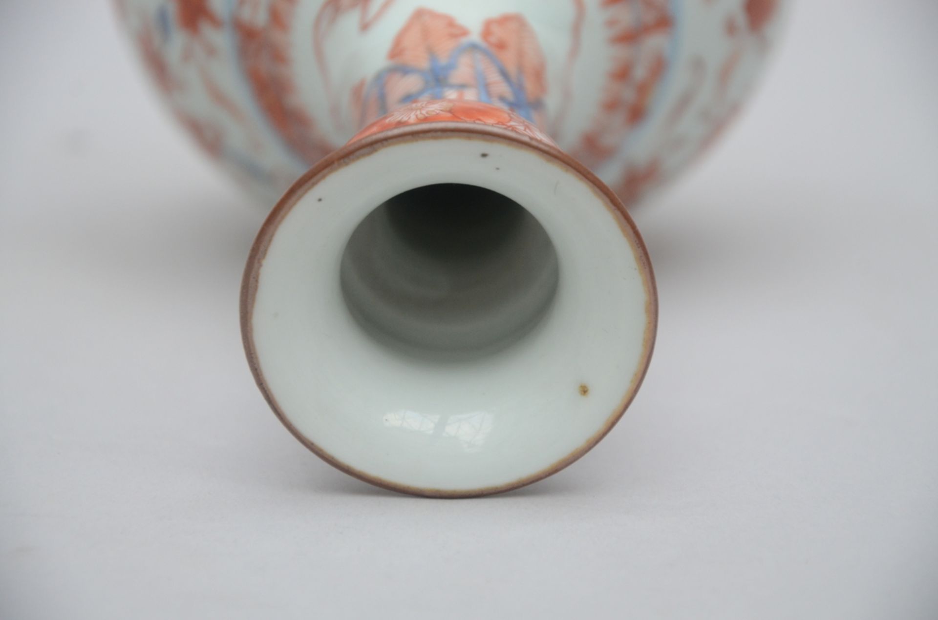 A garlic head vase in Chinese Imari porselein, 18th century (24.5 cm) - Image 3 of 4
