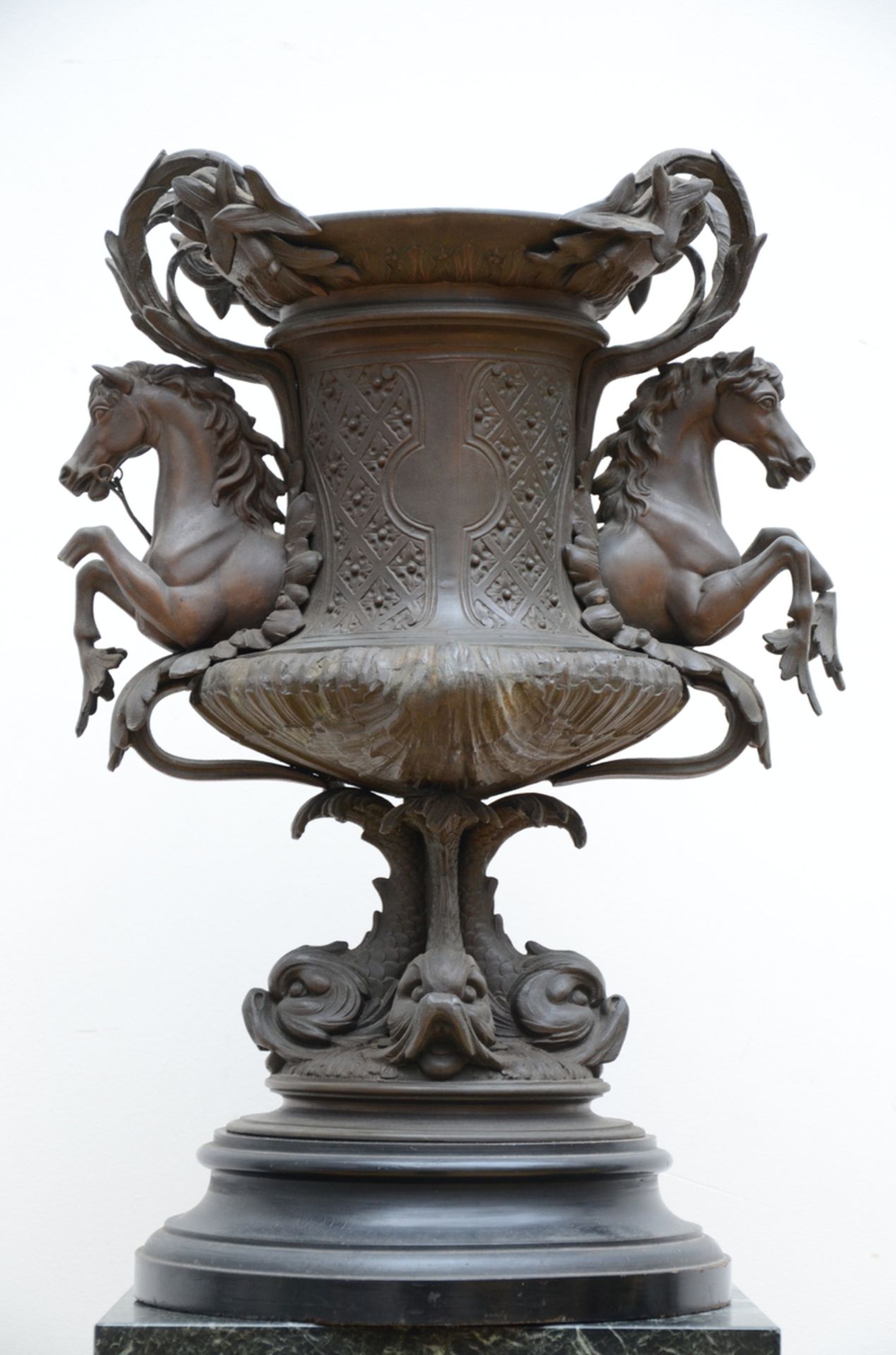 Lot: green marble pedestal with vase in pewter 'horses' (h112 & 49cm) (*) - Image 2 of 2