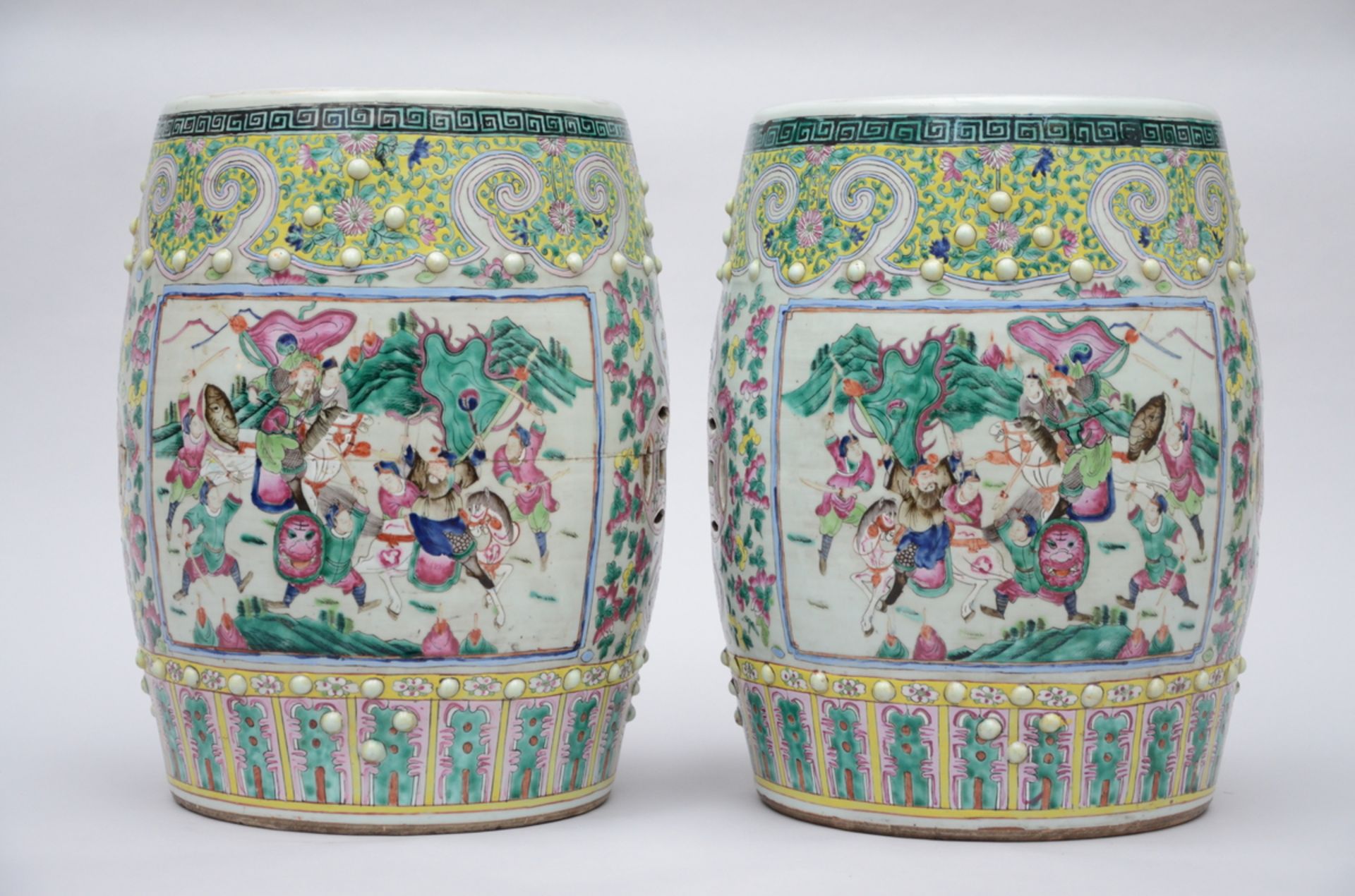 A pair of stools in Chinese famille rose porcelain 'warriors', 19th century (48x32 cm) (*) - Image 2 of 6