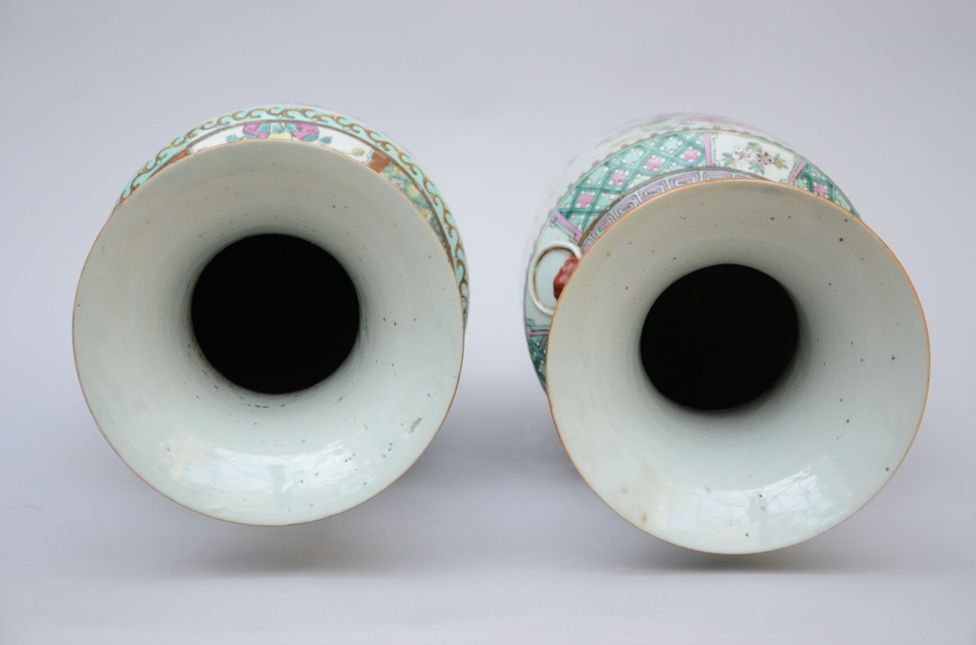 Two Chinese vases in porcelain 'antiquities' (58,5 cm) (*) - Image 3 of 4