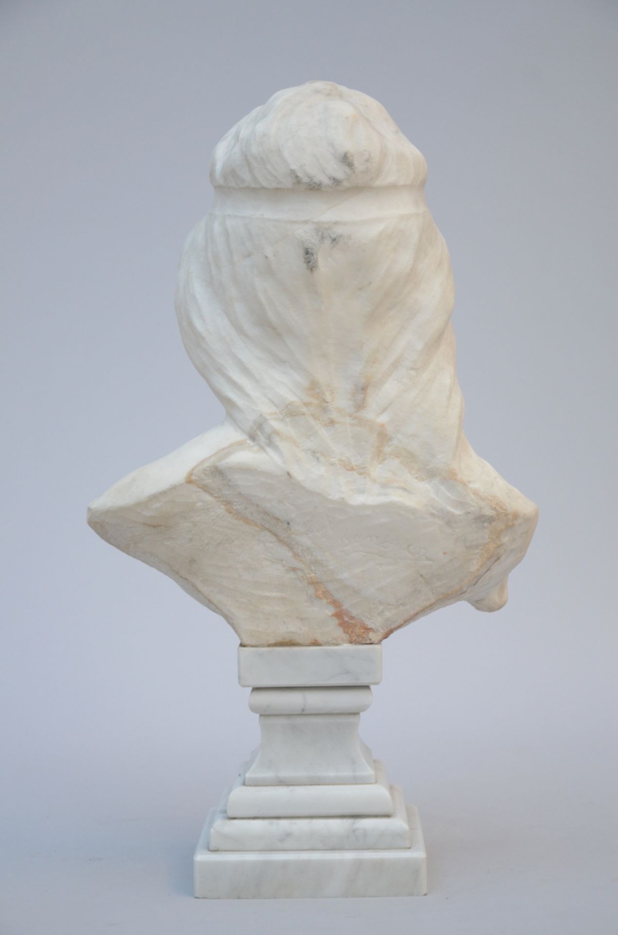 A white marble bust 'lady with a flower' (h 60 cm) (*) - Bild 4 aus 4