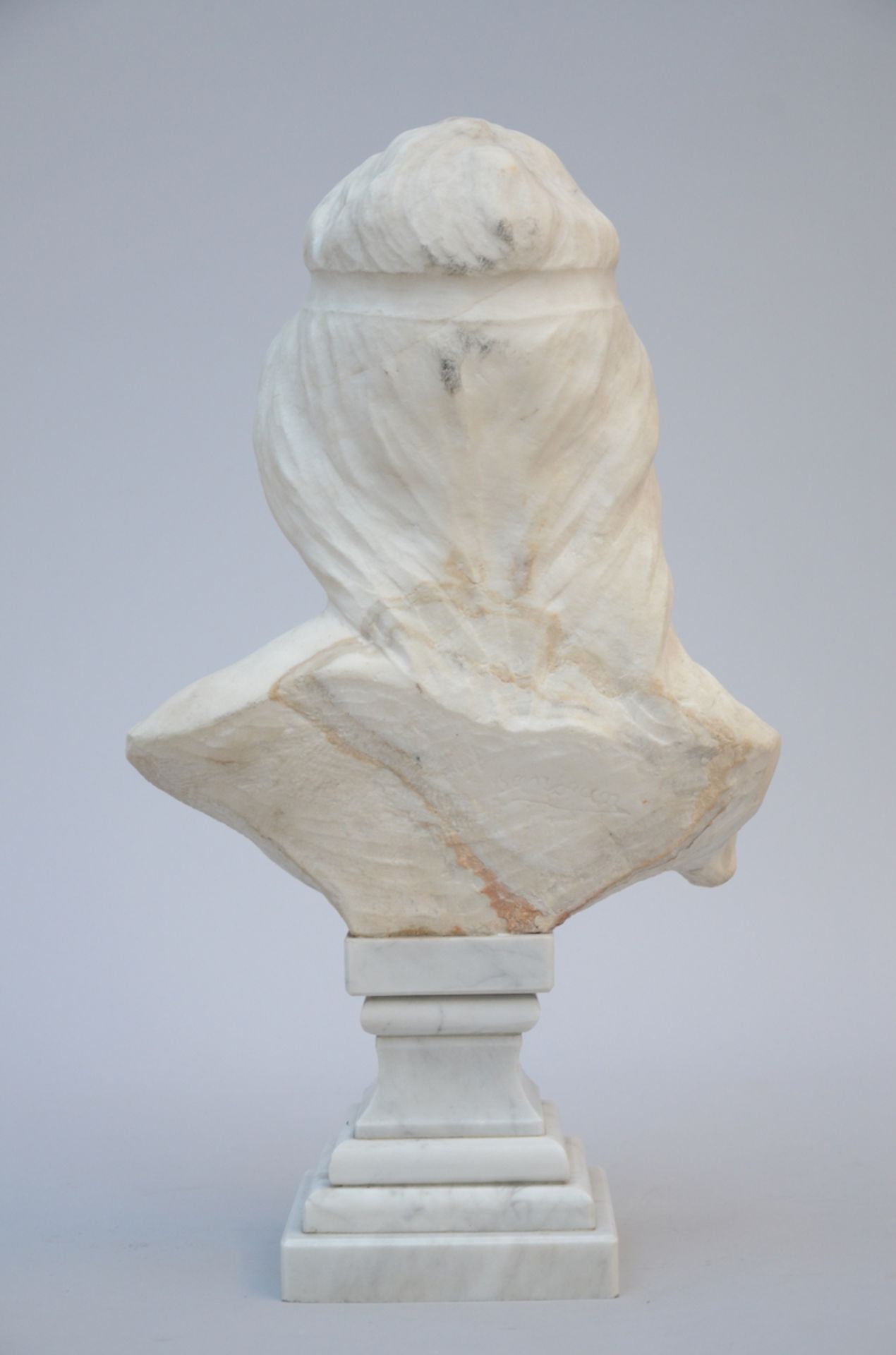 A white marble bust 'lady with a flower' (h 60 cm) (*) - Image 4 of 4