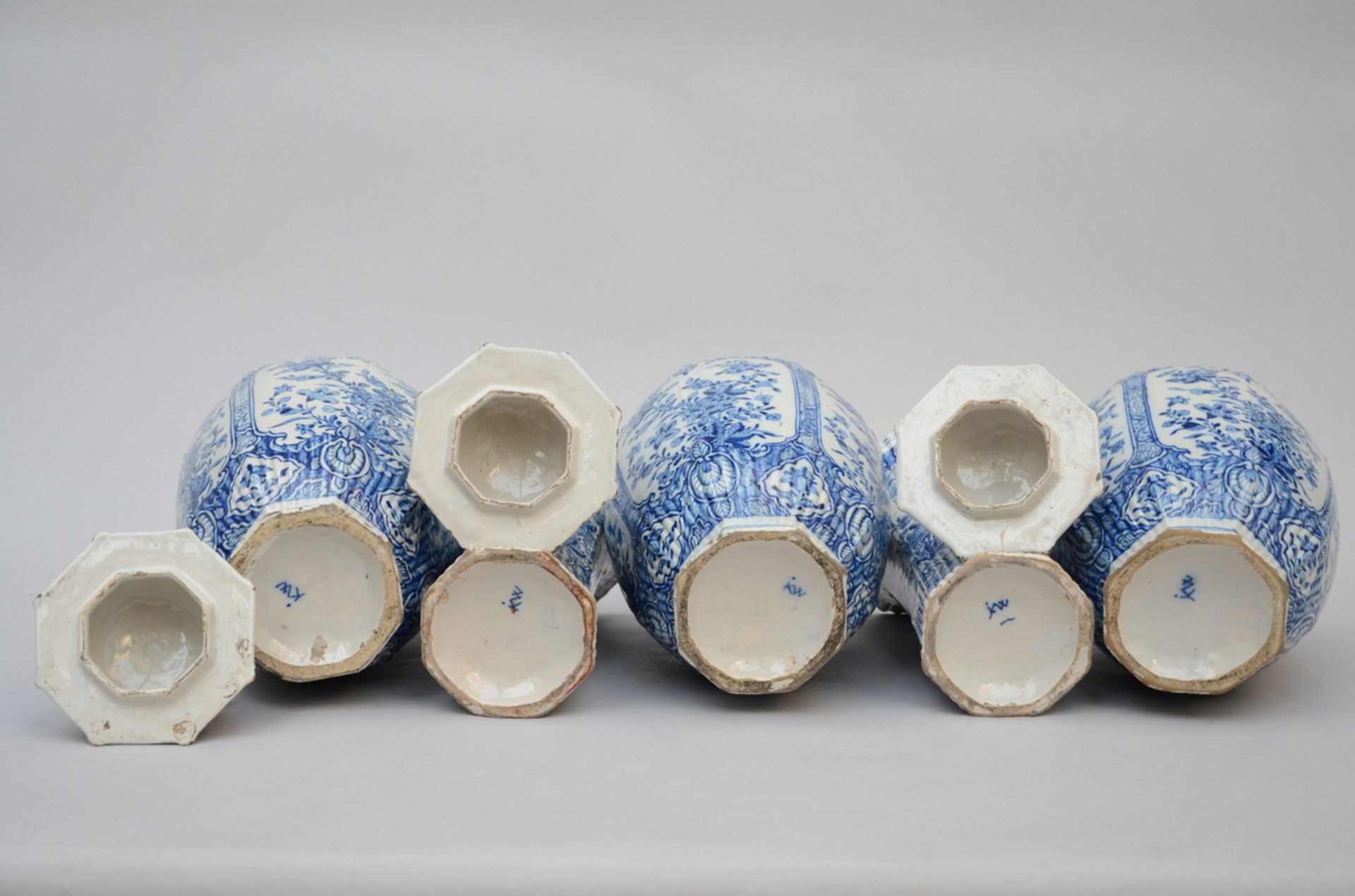 A five-piece blue and white set in Delftware, 18th century (marked, 46cm) (*) - Image 5 of 6