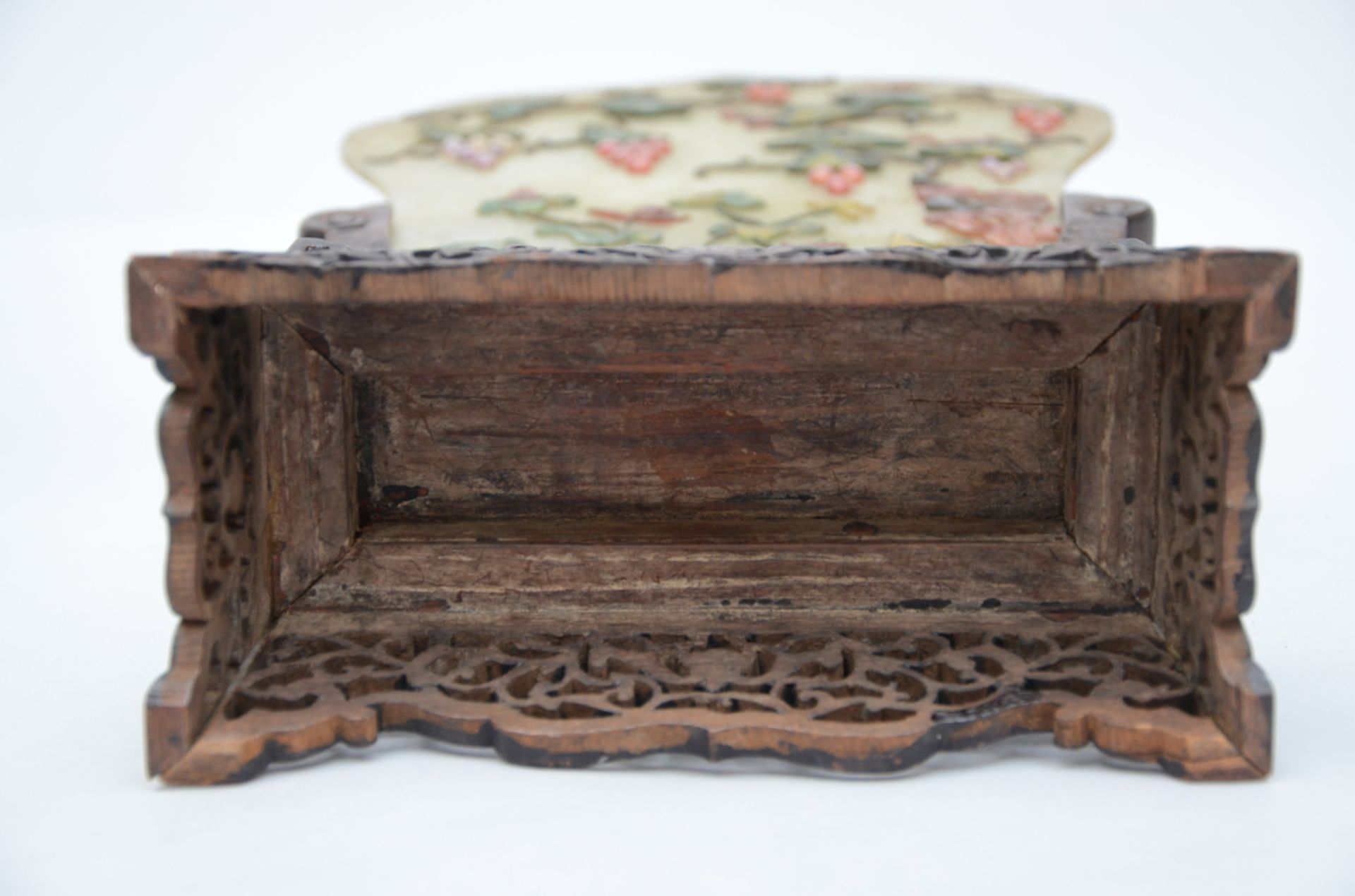 A pair of Chinese table screens with inlaywork on wooden pedestals (44x20x10 cm) (*) - Image 6 of 6