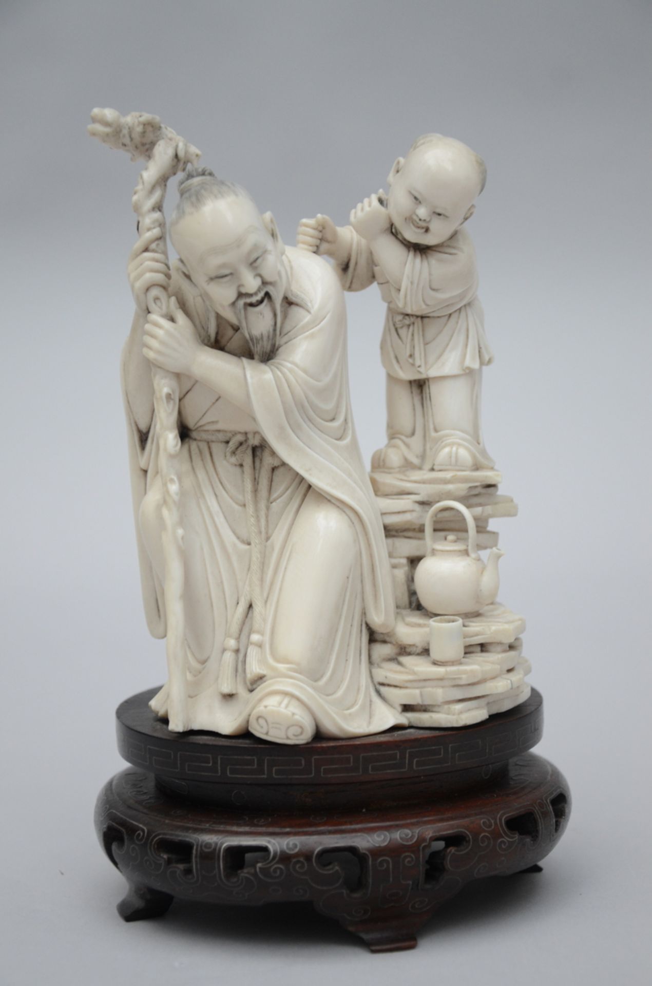 A Chinese ivory statue 'sage with servant', 19th century (14.5 cm)