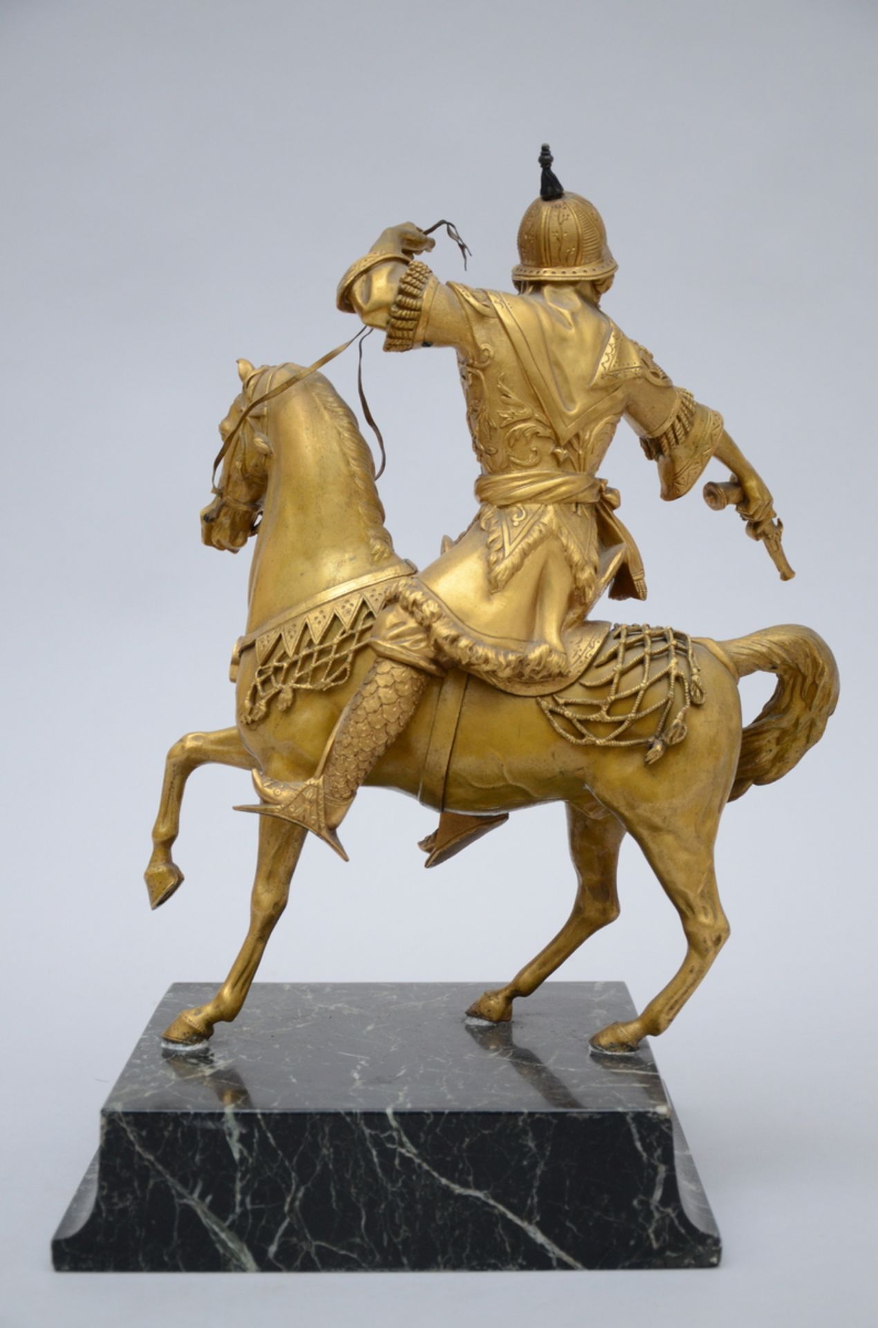 A gilt bronze sculpture on a marble base 'Oriental horseman' (h 43 cm) - Bild 3 aus 3
