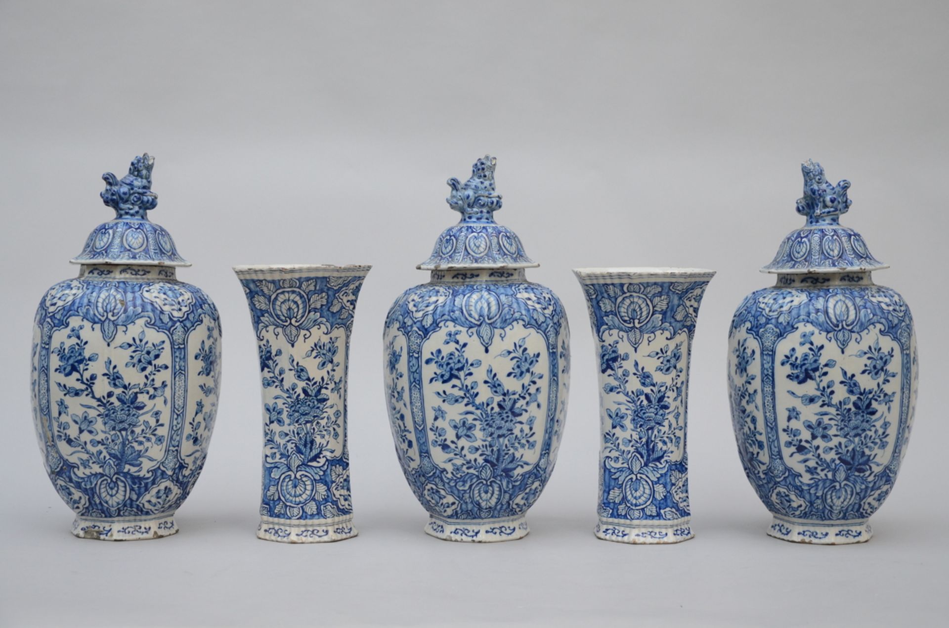 A five-piece blue and white set in Delftware, 18th century (marked, 46cm) (*)
