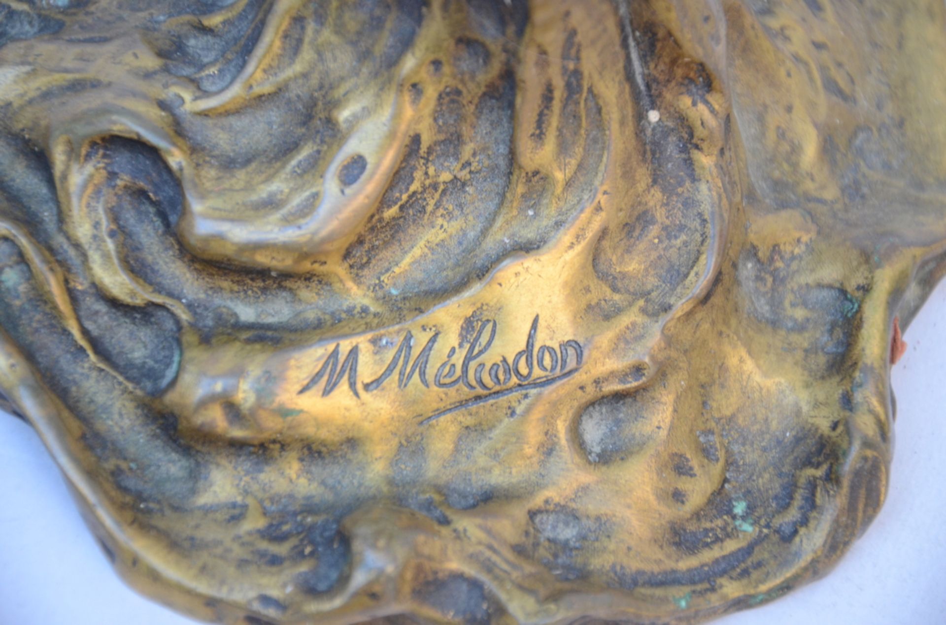 Lot: a gilt bronze lamp by Meliodon (52 x 41 cm) and an art nouveau vase in bronze by Barbedienne ( - Bild 6 aus 6