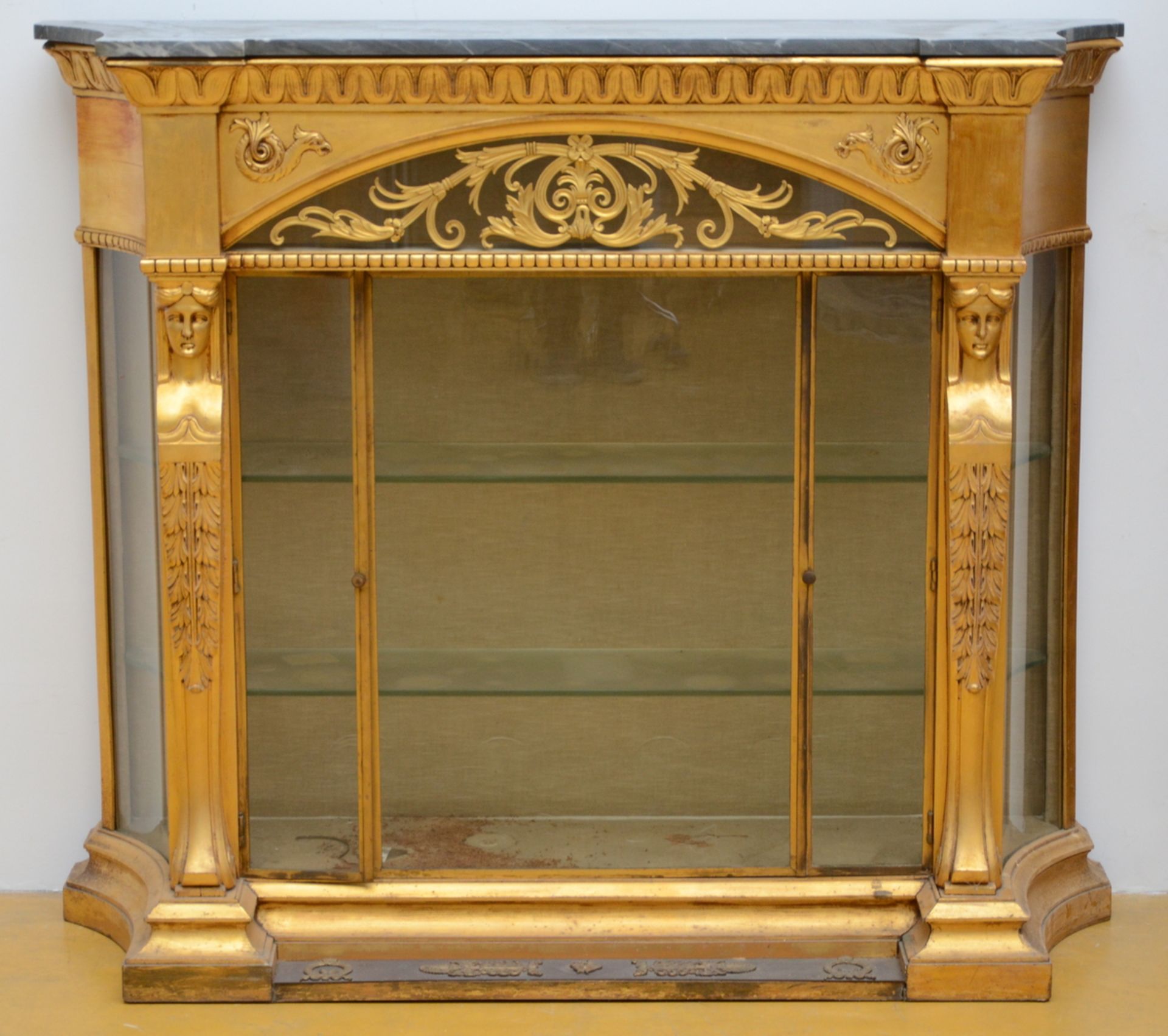 A gilded Empire style ensemble: table (77x116x72cm) display case (122x142x42cm) sofa ( - Image 5 of 7