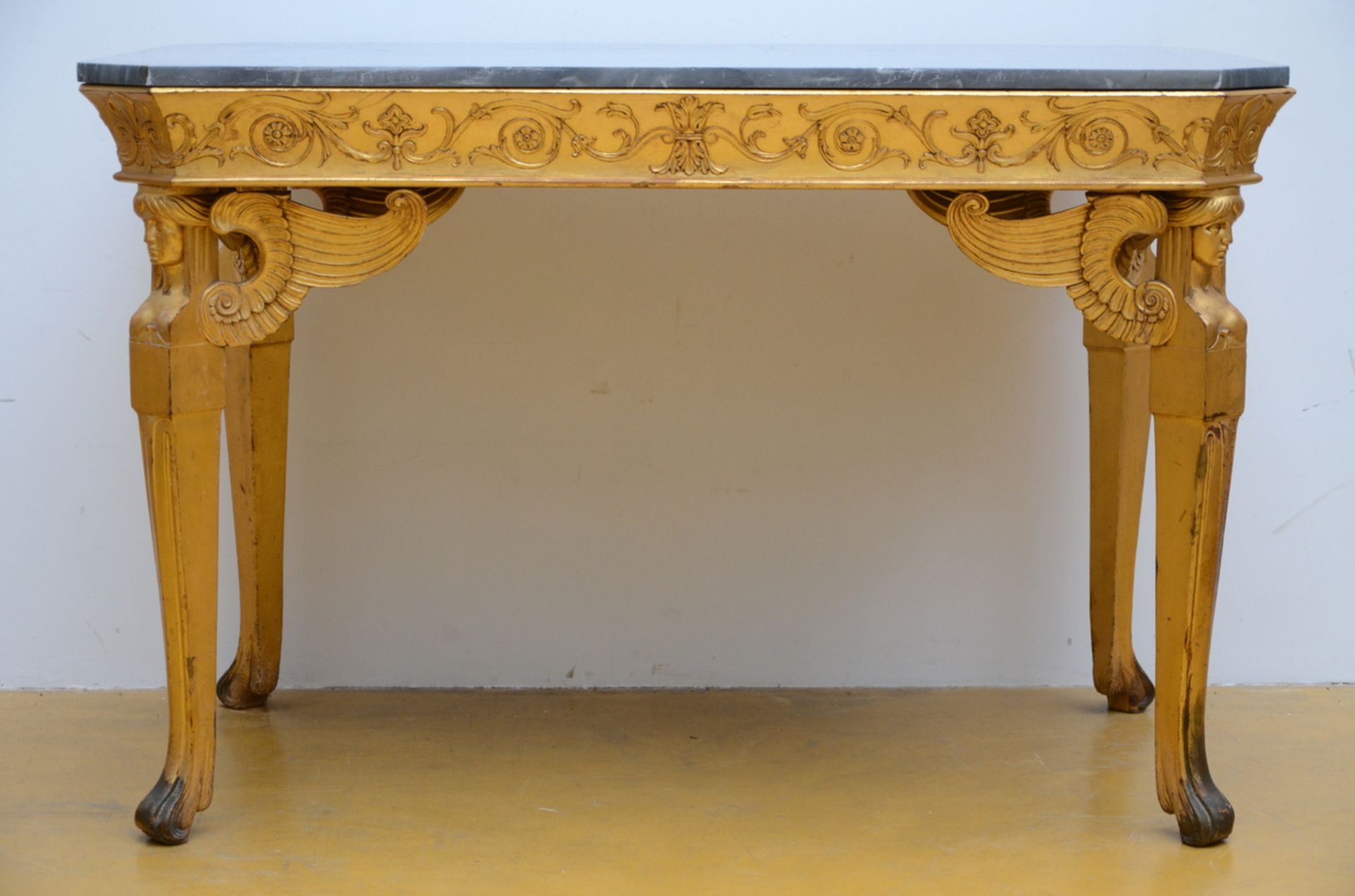 A gilded Empire style ensemble: table (77x116x72cm) display case (122x142x42cm) sofa ( - Image 6 of 7