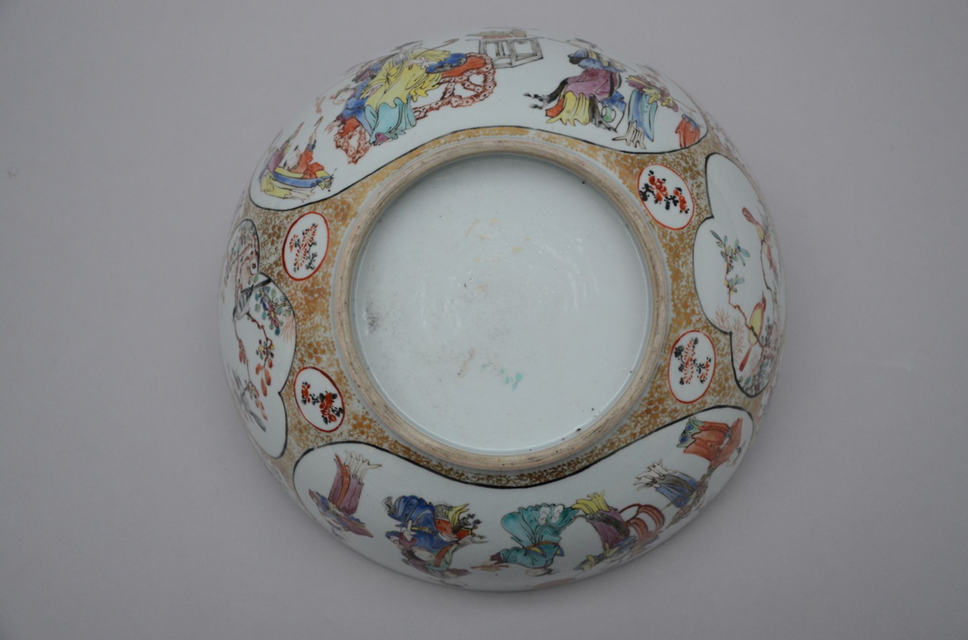 Bowl in Chinese porcelain with gilt decoration 'figures', 18th century (13x29 cm) - Image 4 of 4