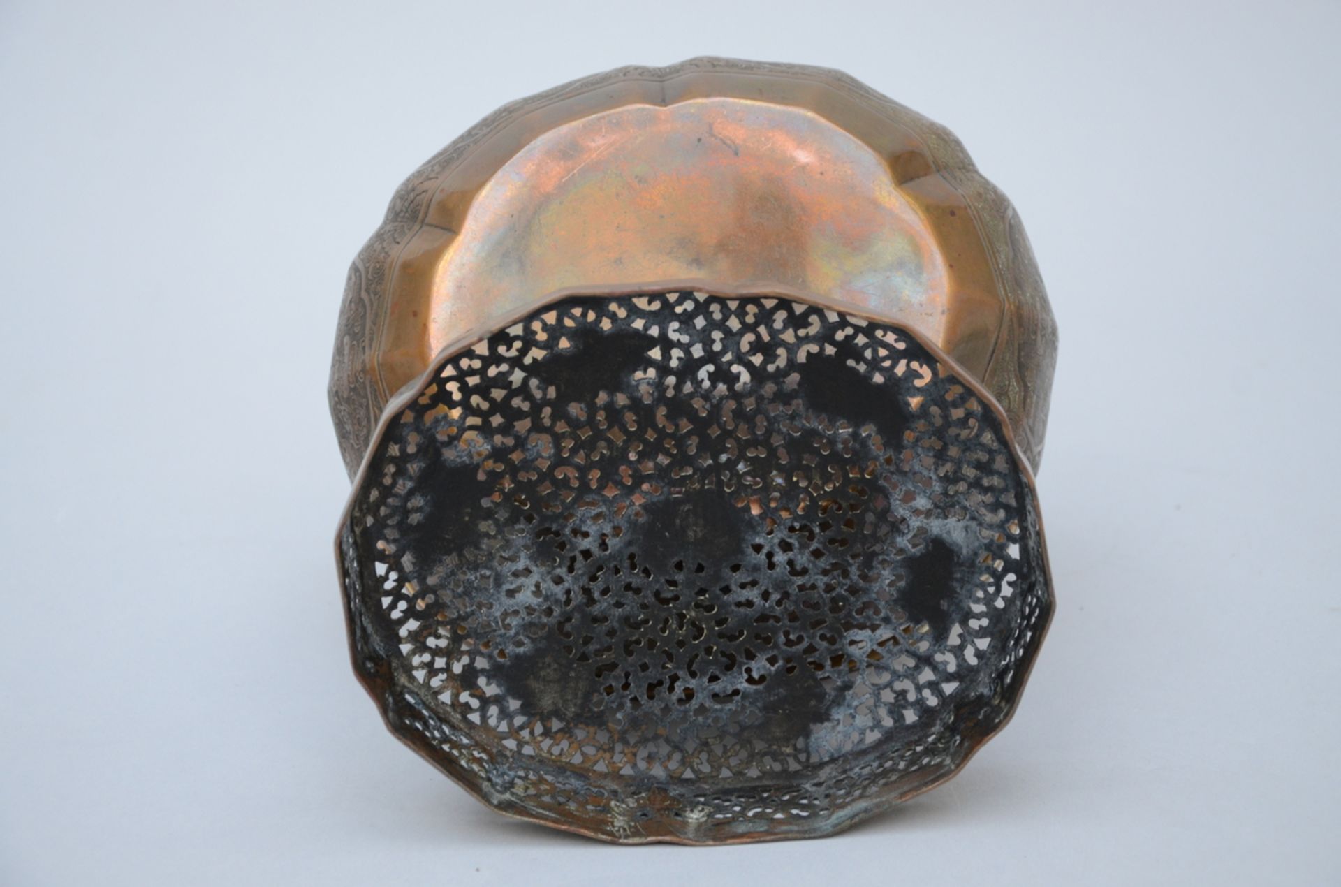 A Chinese bronze hand warmer (12x21x16 cm) - Image 4 of 5