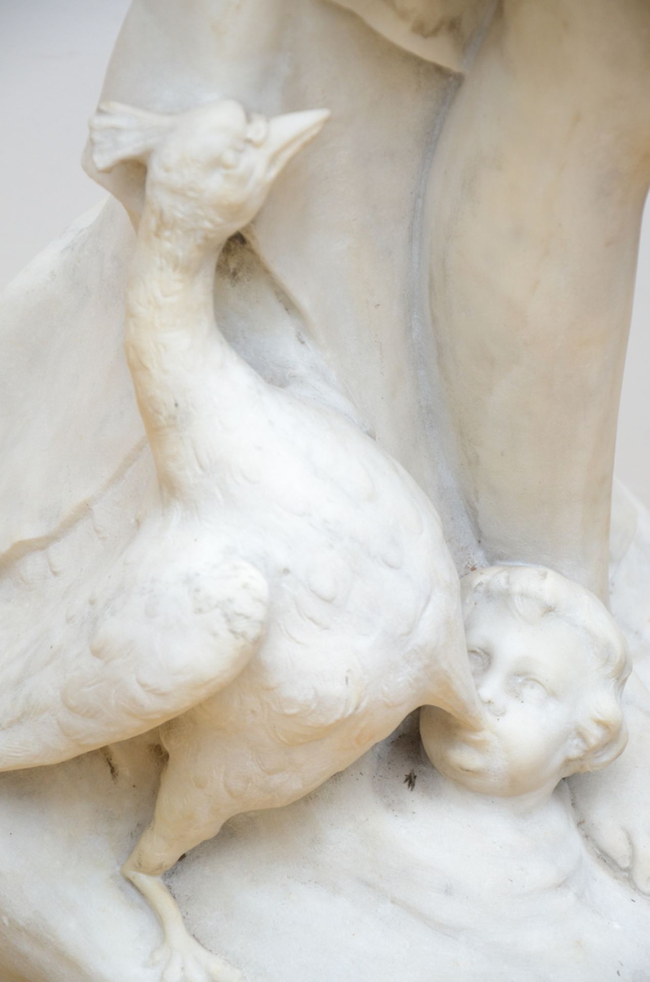 A large mythological statue in white marble 'Hera' (122cm) (*) - Bild 3 aus 4