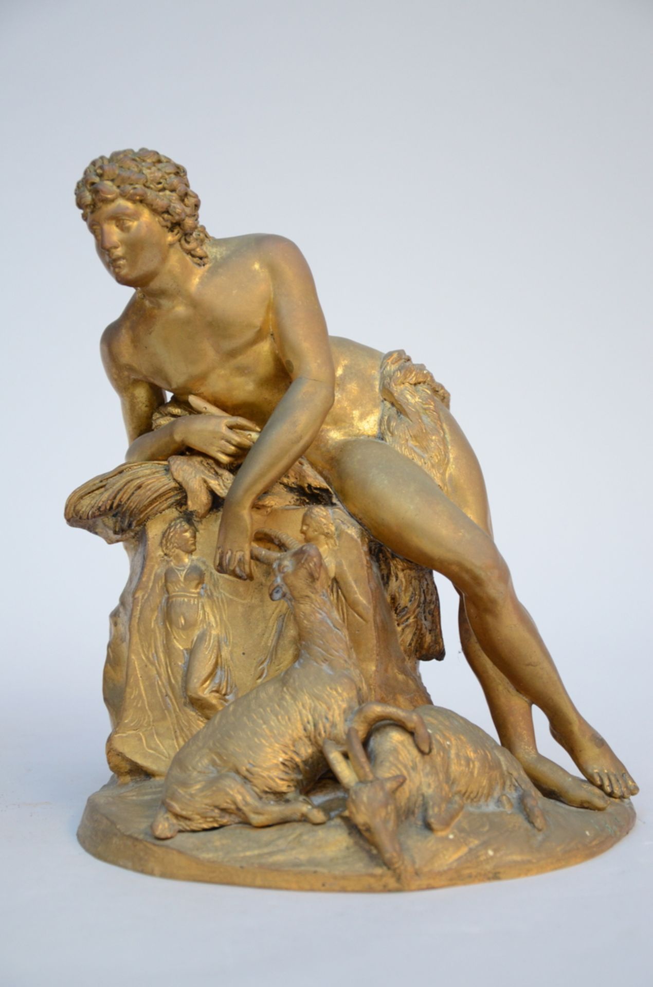 Lot: bronze statue 'shepherd' and bronze pedestal 'putto' (27x20x16)(40x26) - Image 2 of 5