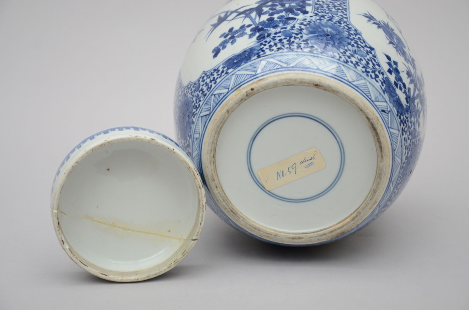 A Chinese jar with cover in blue and white porcelain (23 cm) (*) - Image 4 of 5