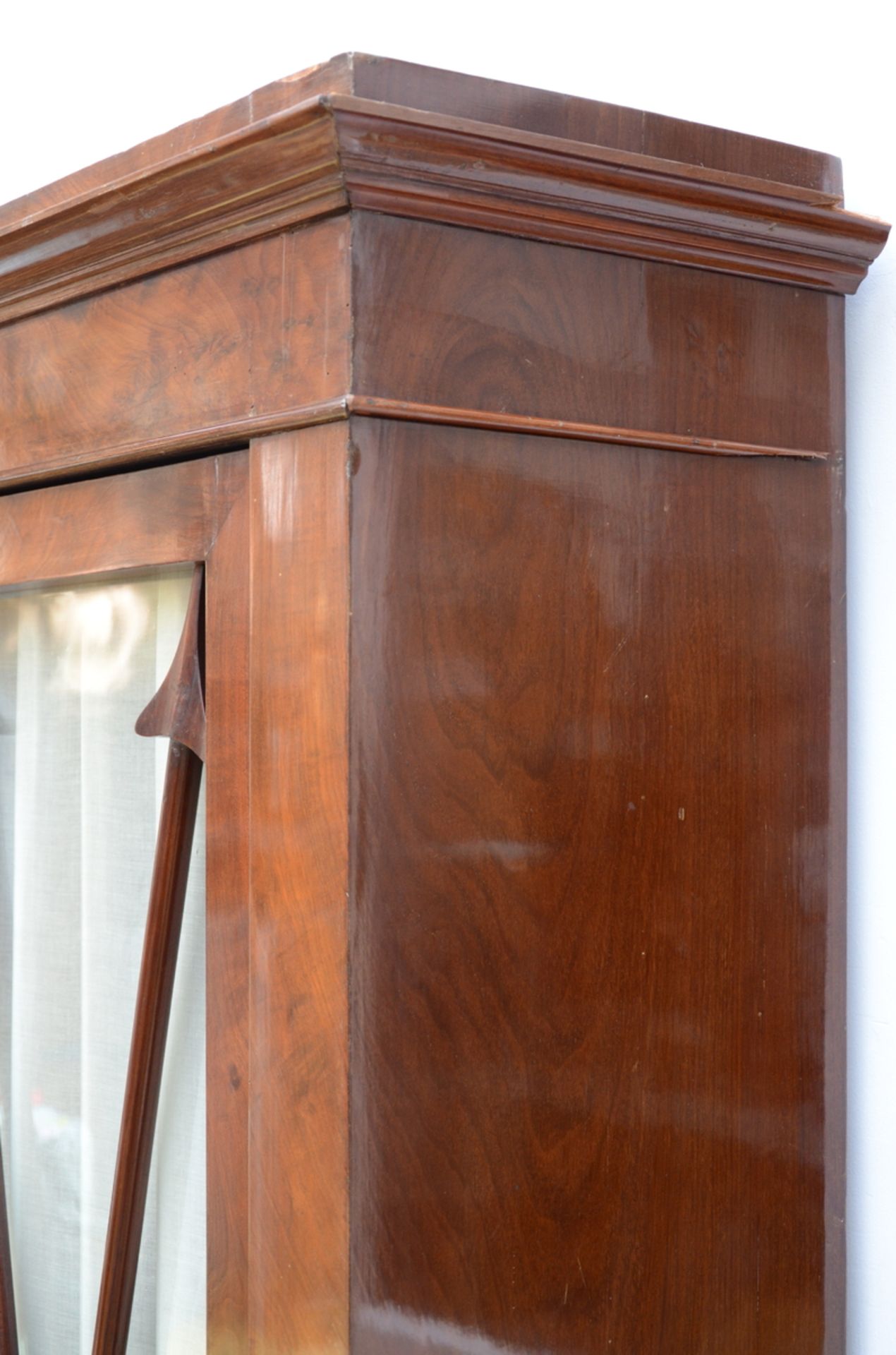 A Charles X display cabinet in mahogany (198x70x38 cm) - Image 3 of 4