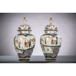 A pair of vases in Chinese Imari porcelain 'elegant ladies', 18th century (50 cm) (*)