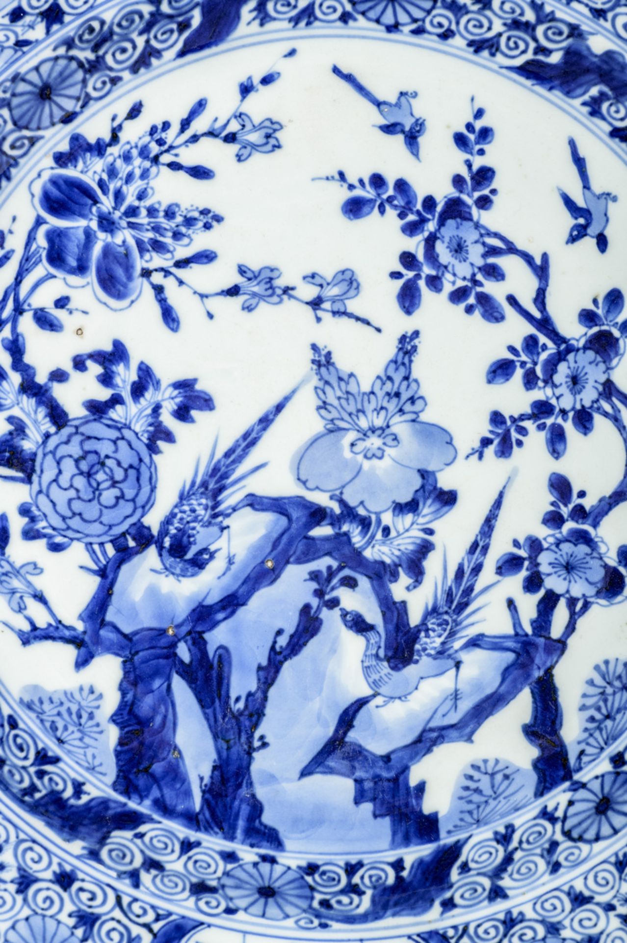 Pair of dishes in Chinese blue and white porcelain 'birds and flowers', Kangxi period (dia 39cm) - Image 2 of 3