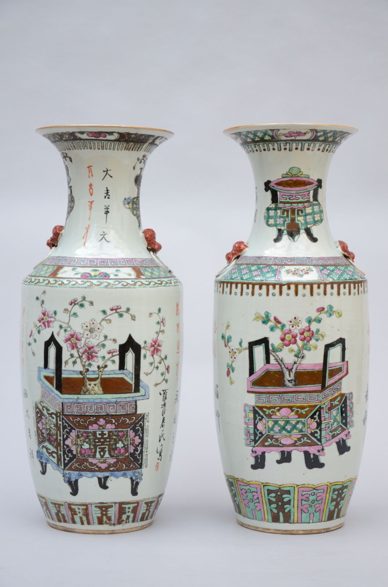 Two Chinese vases in porcelain 'antiquities' (58,5 cm) (*) - Bild 2 aus 4