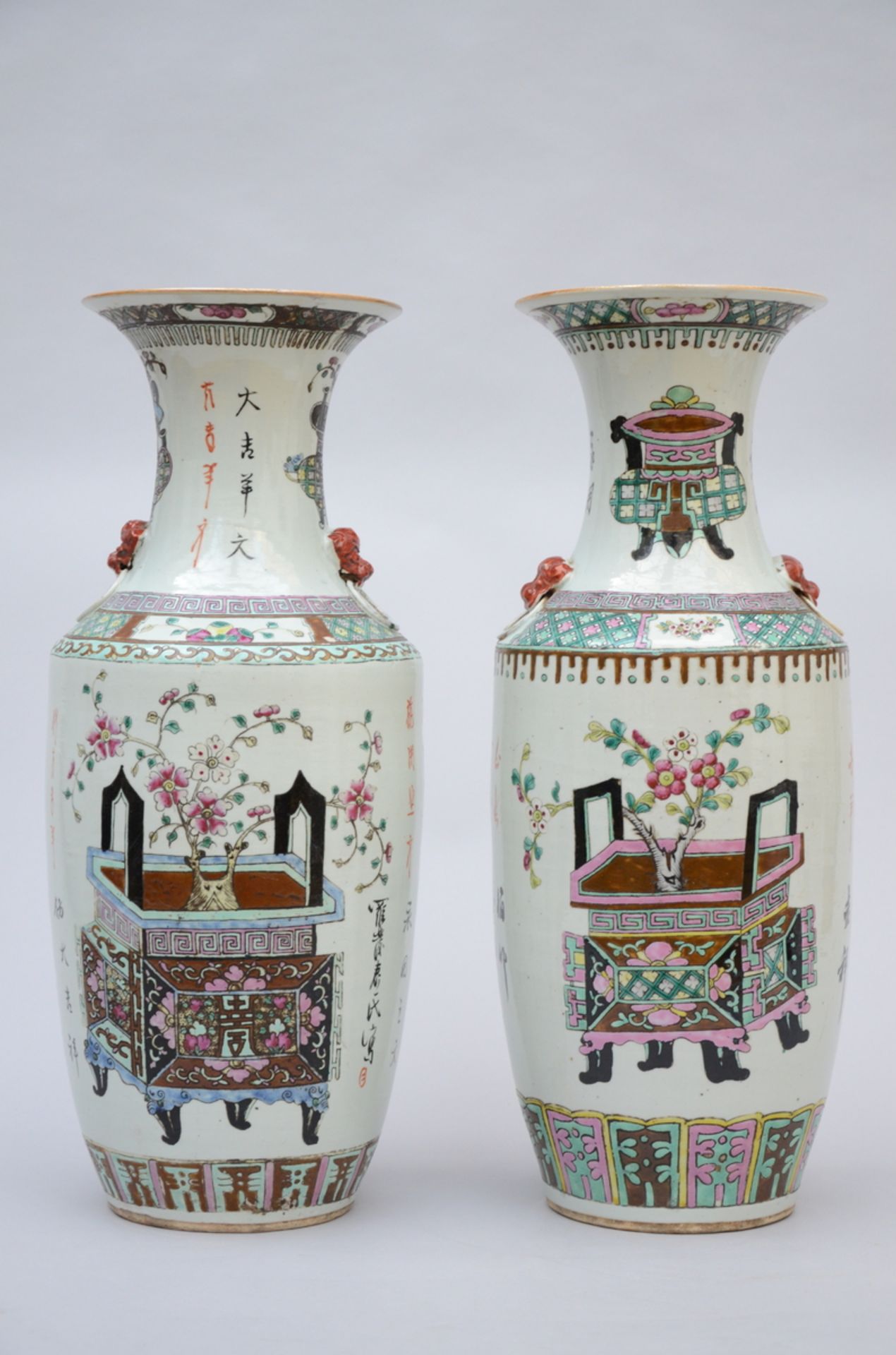 Two Chinese vases in porcelain 'antiquities' (58,5 cm) (*) - Image 2 of 4