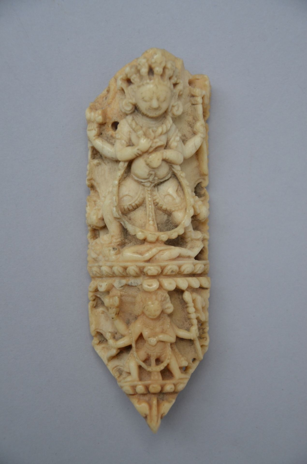 Lot: 5 sculpted elements in bone of a tantric bone apron, Tibet (size 10.5-12 cm) - Image 3 of 5